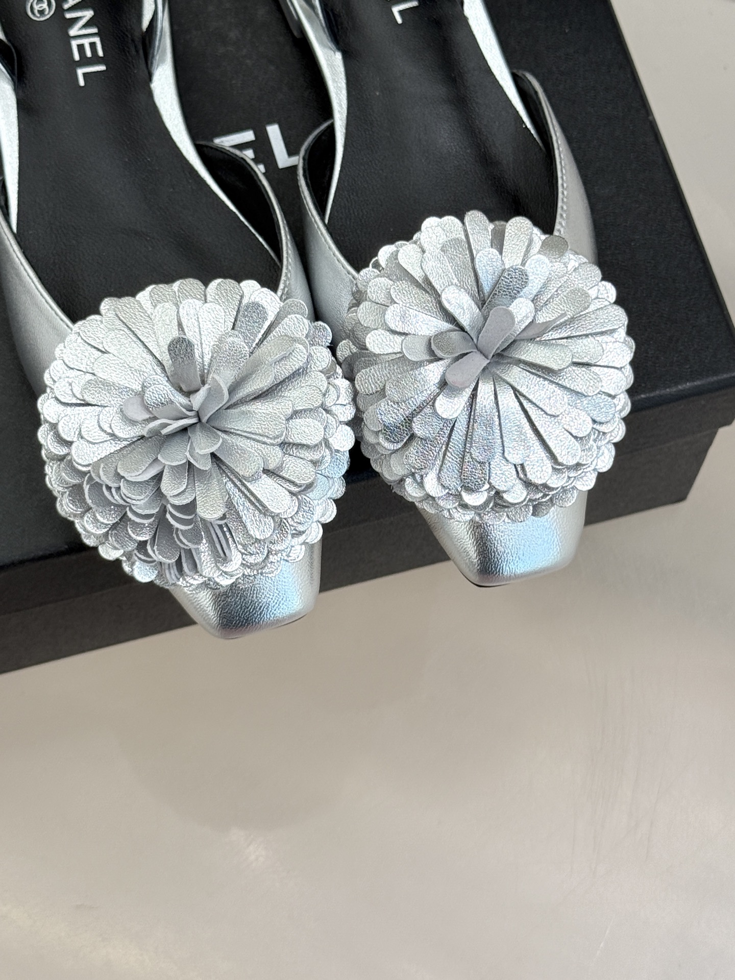 （⚠️我家花朵是真皮）CHANE*｜小香26X圣诞限定系列金银双生花朵凉鞋单鞋当圣诞的铃音撞碎冬日月光这