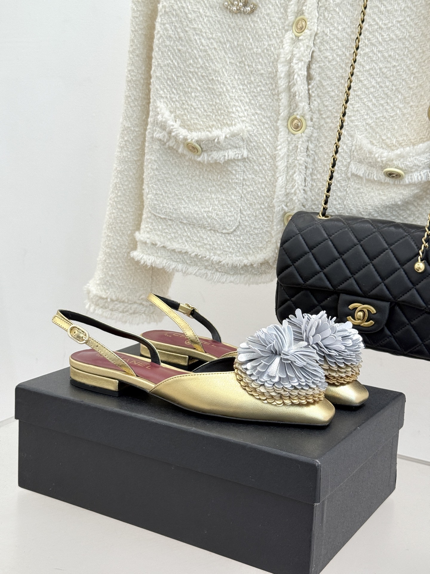 NO:694824,(The flowers in my house are real leather) CHANE*｜Xiaoxiang 26X Christmas limited series gold and silver twin flower sandals and shoes When the Christmas bells shatter the winter moonlight, this series makes a romantic debut with gold and silver twin flowers. The flower ornaments adopt double-layer three-dimensional technology, and the edges of the petals are neatly and delicately routed. The ingenuity of the haute couture workshop is blended with the brilliance of the festival, making the pointe the most dazzling scenery in autumn and winter.  The classic shoe shape collides with eye-catching large flower ornaments. The gold is noble and public, and the silver is cool and bright. A pair carries Chanel's century-old elegance gene. A pair unlocks the romance of the Christmas season. It is not only a luxurious and elegant collection in the shoe cabinet, but also the finishing touch to brighten the winter look. It makes every step bring its own Christmas gilding and French style. The fabric is made of original customized lambskin, and the lining of the toes is made of silk sheepskin. The genuine leather outsole imported from Italy  size35-39 (34/40/41/42 customized), sandals, chanel, chanel, sandals, sheepskin, Leather soles19860909（我家花朵是真皮） CHANE*｜小香26X圣诞限定系列金银 双生花朵凉鞋单鞋 当圣诞的铃音撞碎冬日月光 这个系列携金银双生花朵浪漫登场 花朵饰件采用双层立体工艺 花瓣边缘走线工整细腻 将高定工坊的匠心与节日的璀璨相融 让足尖成为秋冬最耀眼的风景. 经典鞋型碰撞夺目大花朵饰件 金色贵气张扬 银色清冷璀璨 一双承载香奈儿百年优雅基因 一双解锁圣诞季限定浪漫 既是鞋柜里的奢雅藏品 更是点亮冬日造型的点睛之笔 让每一步都自带圣诞鎏光与法式风情. 面料采用原版定制小羊皮 内里踮脚均为丝绸羊皮 意大利进口真皮大底 size35-39（34/40/41/42定制）,凉鞋单鞋,chanel,chanel,sandals,sheepskin,Leather soles,Women's Shoes