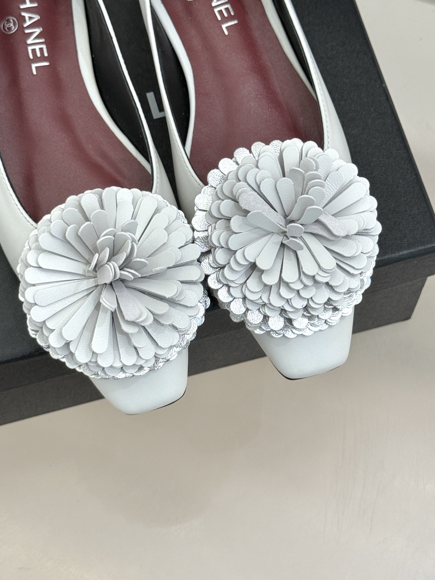 （⚠️我家花朵是真皮）CHANE*｜小香26X圣诞限定系列金银双生花朵凉鞋单鞋当圣诞的铃音撞碎冬日月光这