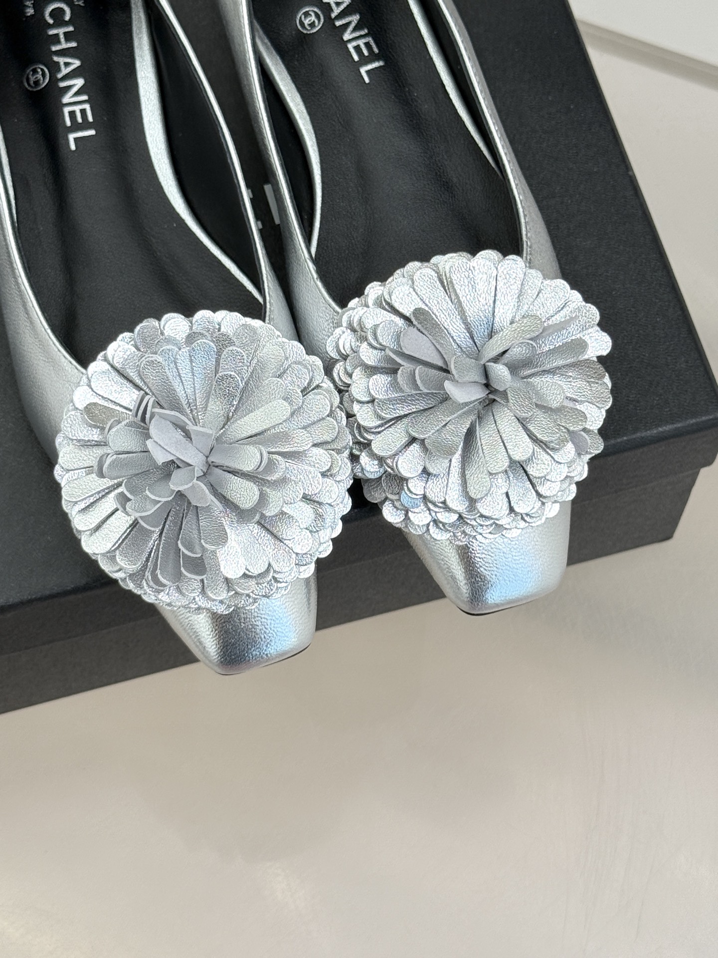 （⚠️我家花朵是真皮）CHANE*｜小香26X圣诞限定系列金银双生花朵凉鞋单鞋当圣诞的铃音撞碎冬日月光这