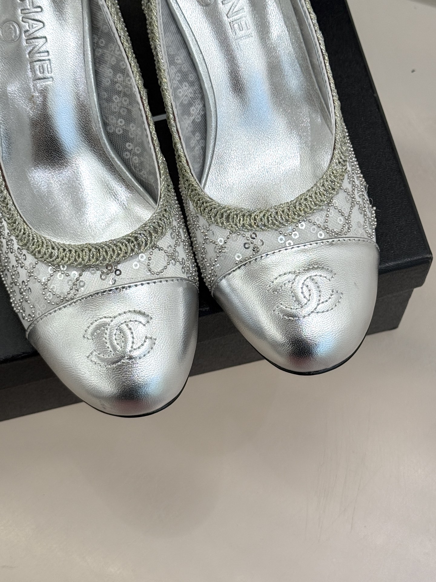 CHANE*｜小香26C编织亮片拼色巨型珍珠跟玛丽珍这双编织亮片玛丽珍鞋宛如一颗璀璨星辰一经亮相 便吸引