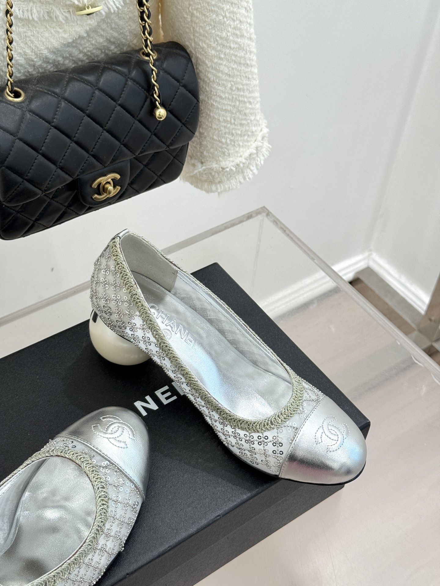 CHANE*｜小香26C编织亮片拼色巨型珍珠跟玛丽珍这双编织亮片玛丽珍鞋宛如一颗璀璨星辰一经亮相 便吸引