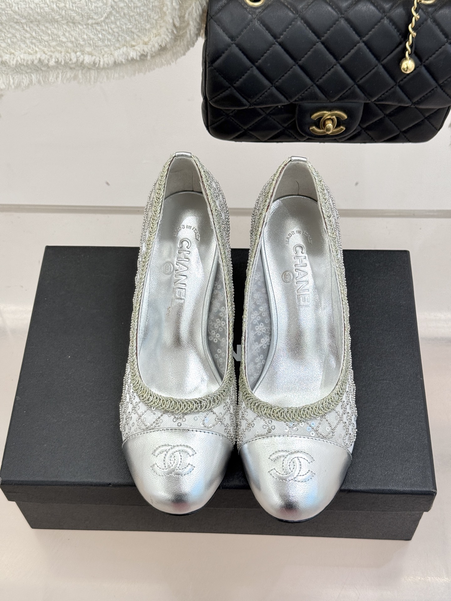 CHANE*｜小香26C编织亮片拼色巨型珍珠跟玛丽珍这双编织亮片玛丽珍鞋宛如一颗璀璨星辰一经亮相 便吸引