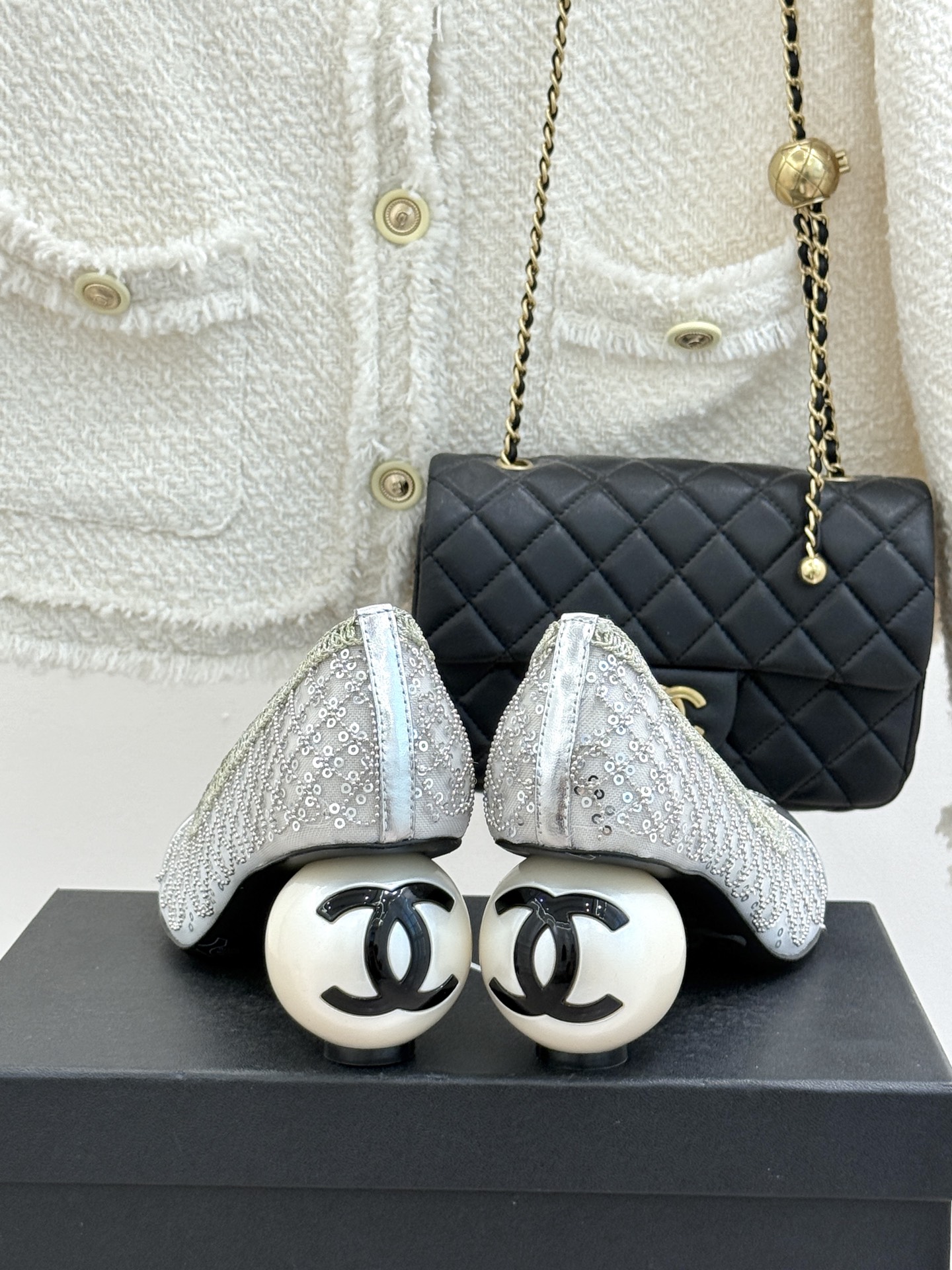 CHANE*｜小香26C编织亮片拼色巨型珍珠跟玛丽珍这双编织亮片玛丽珍鞋宛如一颗璀璨星辰一经亮相 便吸引