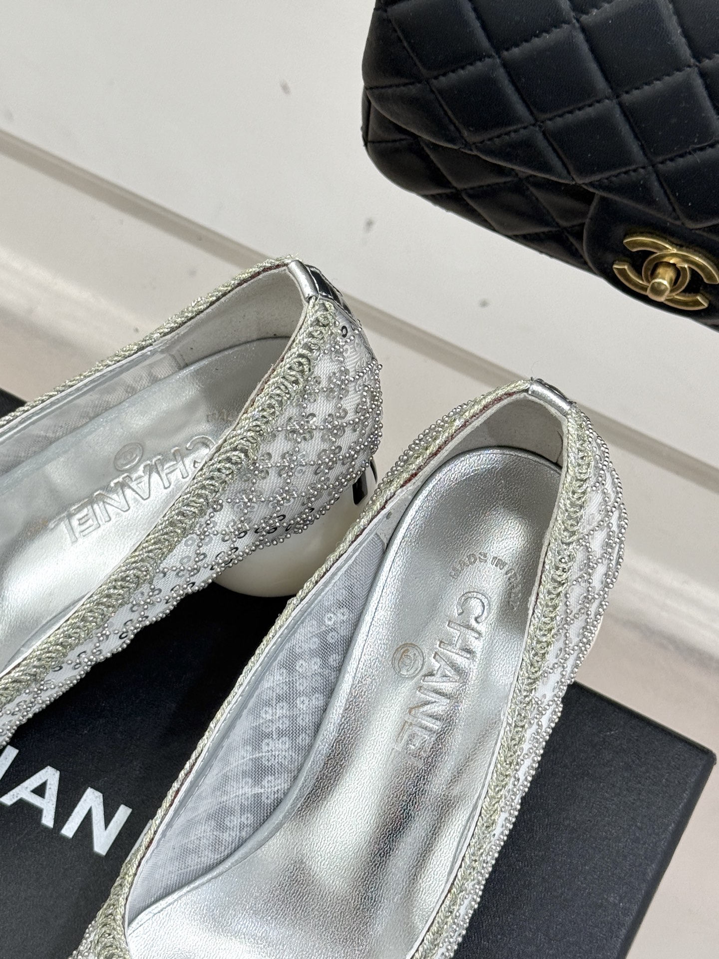 CHANE*｜小香26C编织亮片拼色巨型珍珠跟玛丽珍这双编织亮片玛丽珍鞋宛如一颗璀璨星辰一经亮相 便吸引