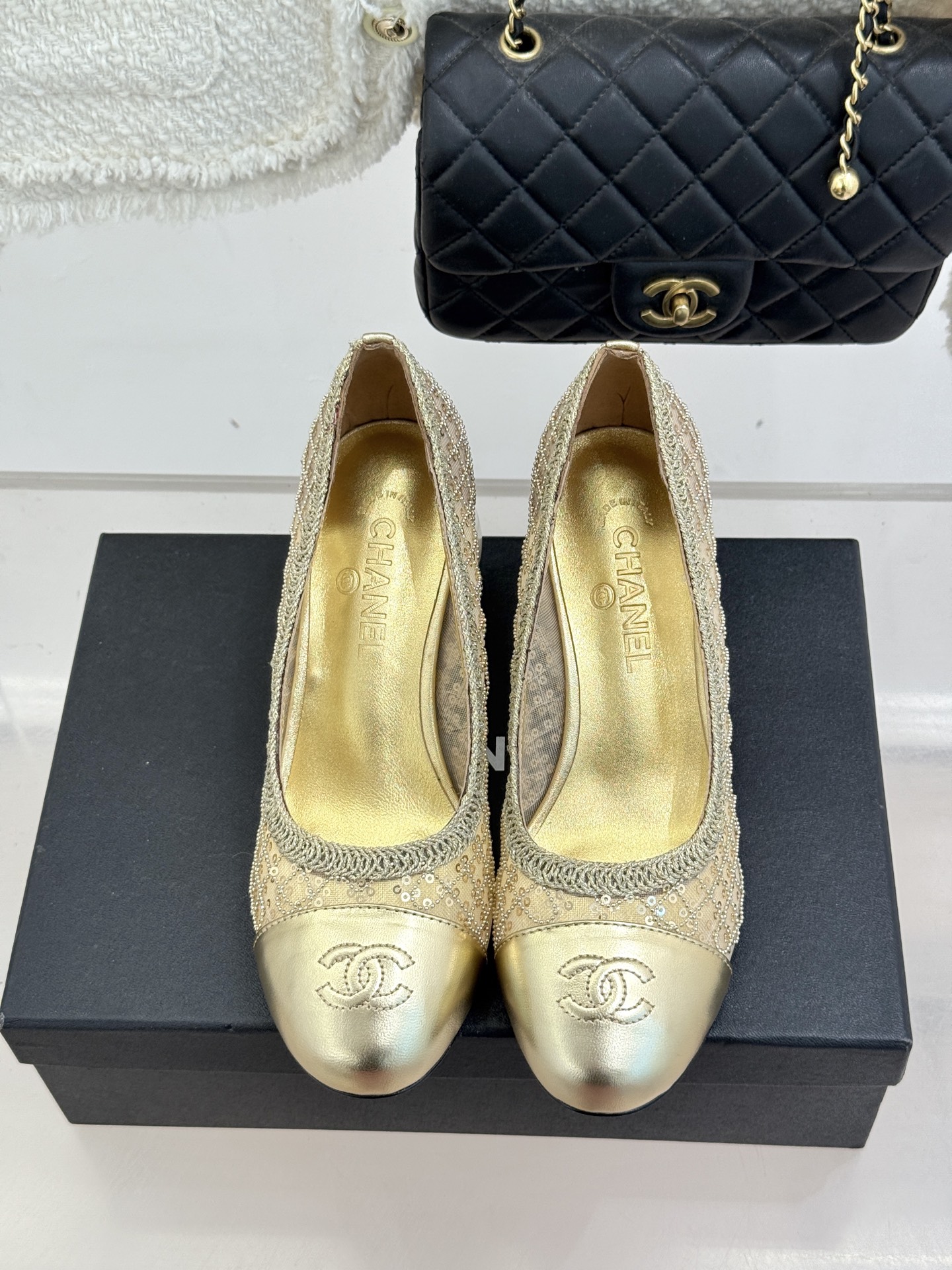 CHANE*｜小香26C编织亮片拼色巨型珍珠跟玛丽珍这双编织亮片玛丽珍鞋宛如一颗璀璨星辰一经亮相 便吸引