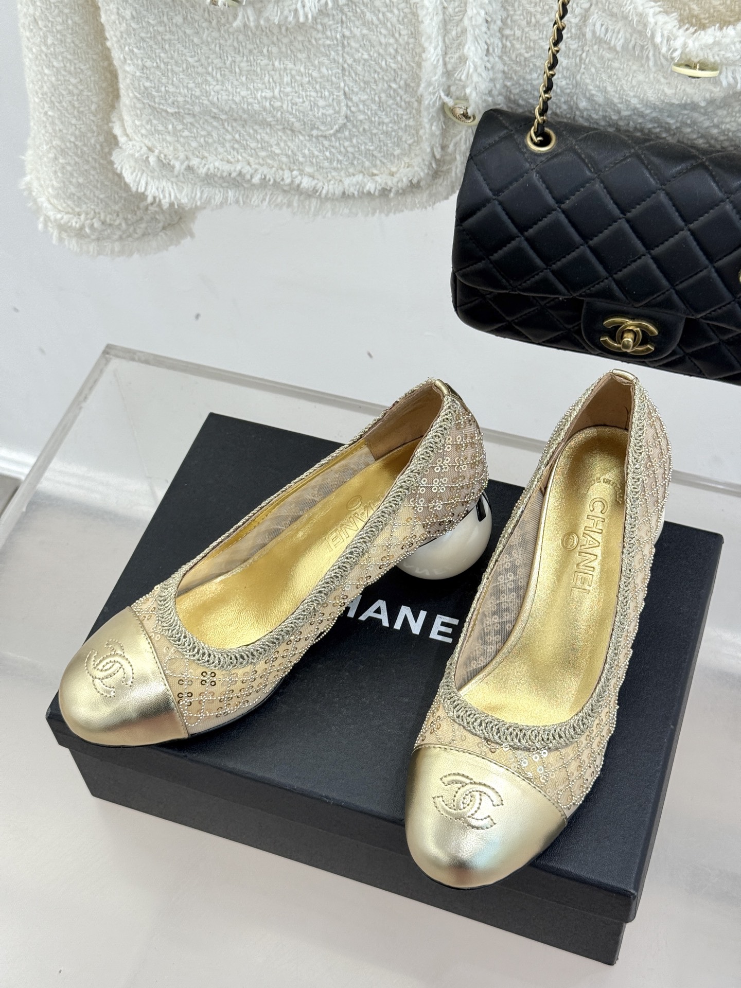 CHANE*｜小香26C编织亮片拼色巨型珍珠跟玛丽珍这双编织亮片玛丽珍鞋宛如一颗璀璨星辰一经亮相 便吸引