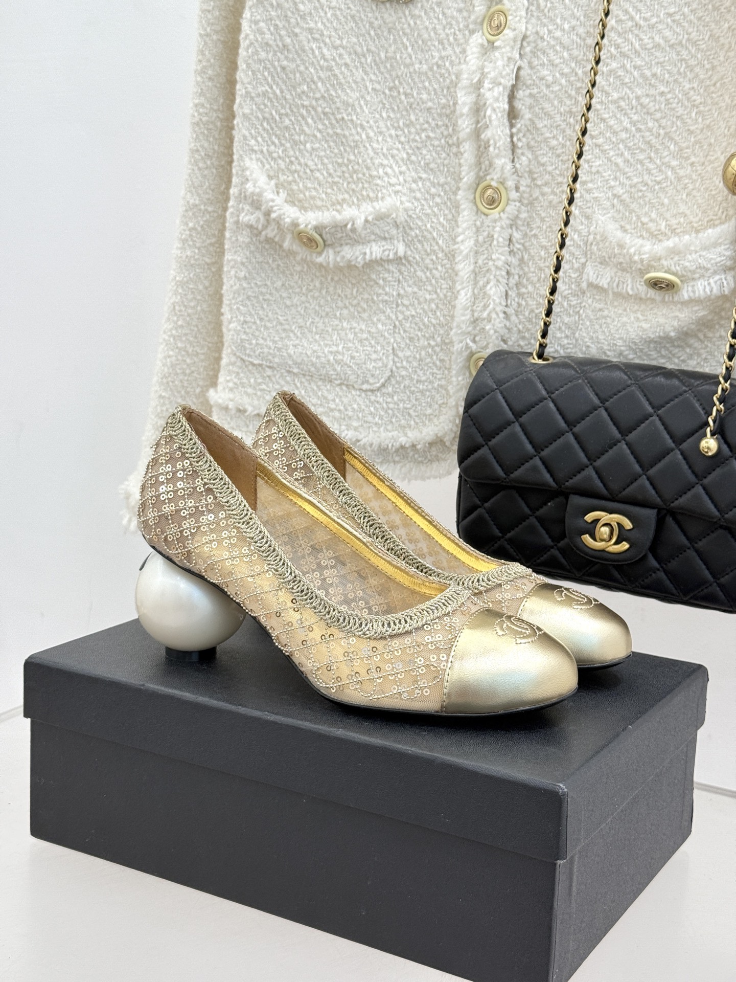 CHANE*｜小香26C编织亮片拼色巨型珍珠跟玛丽珍这双编织亮片玛丽珍鞋宛如一颗璀璨星辰一经亮相 便吸引