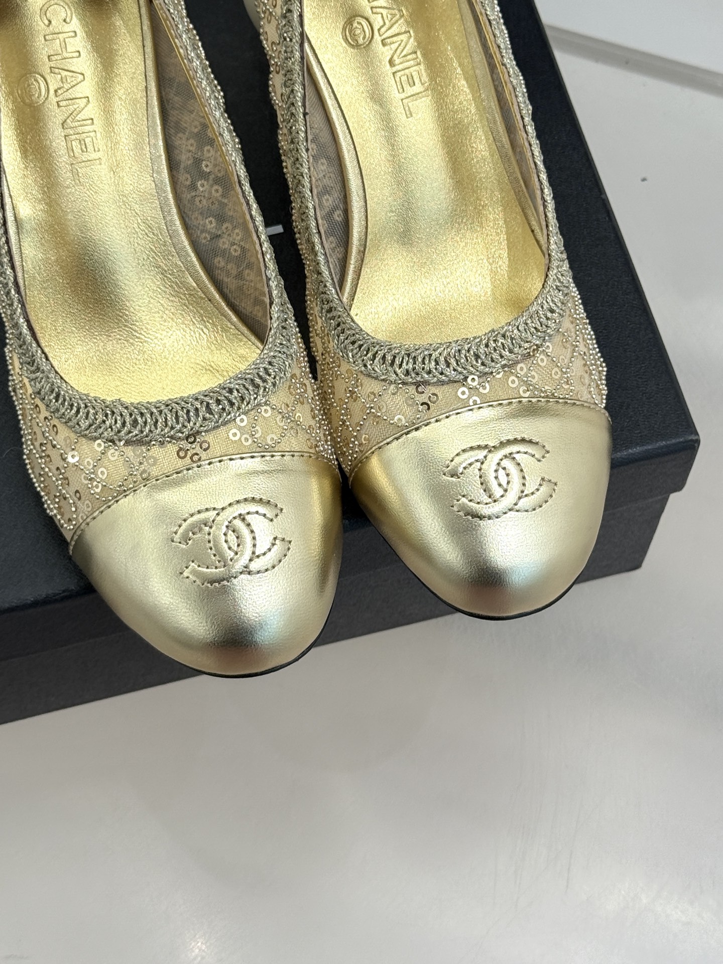 CHANE*｜小香26C编织亮片拼色巨型珍珠跟玛丽珍这双编织亮片玛丽珍鞋宛如一颗璀璨星辰一经亮相 便吸引