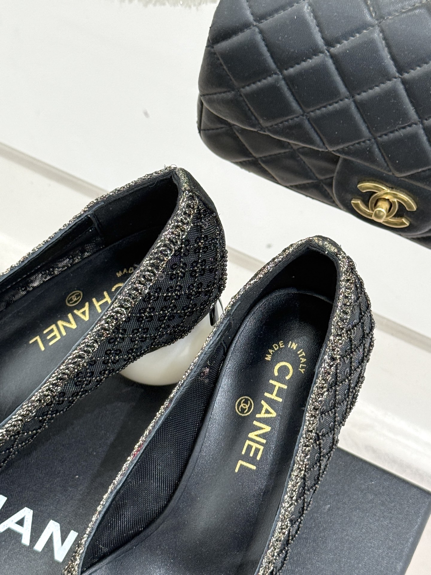 CHANE*｜小香26C编织亮片拼色巨型珍珠跟玛丽珍这双编织亮片玛丽珍鞋宛如一颗璀璨星辰一经亮相 便吸引