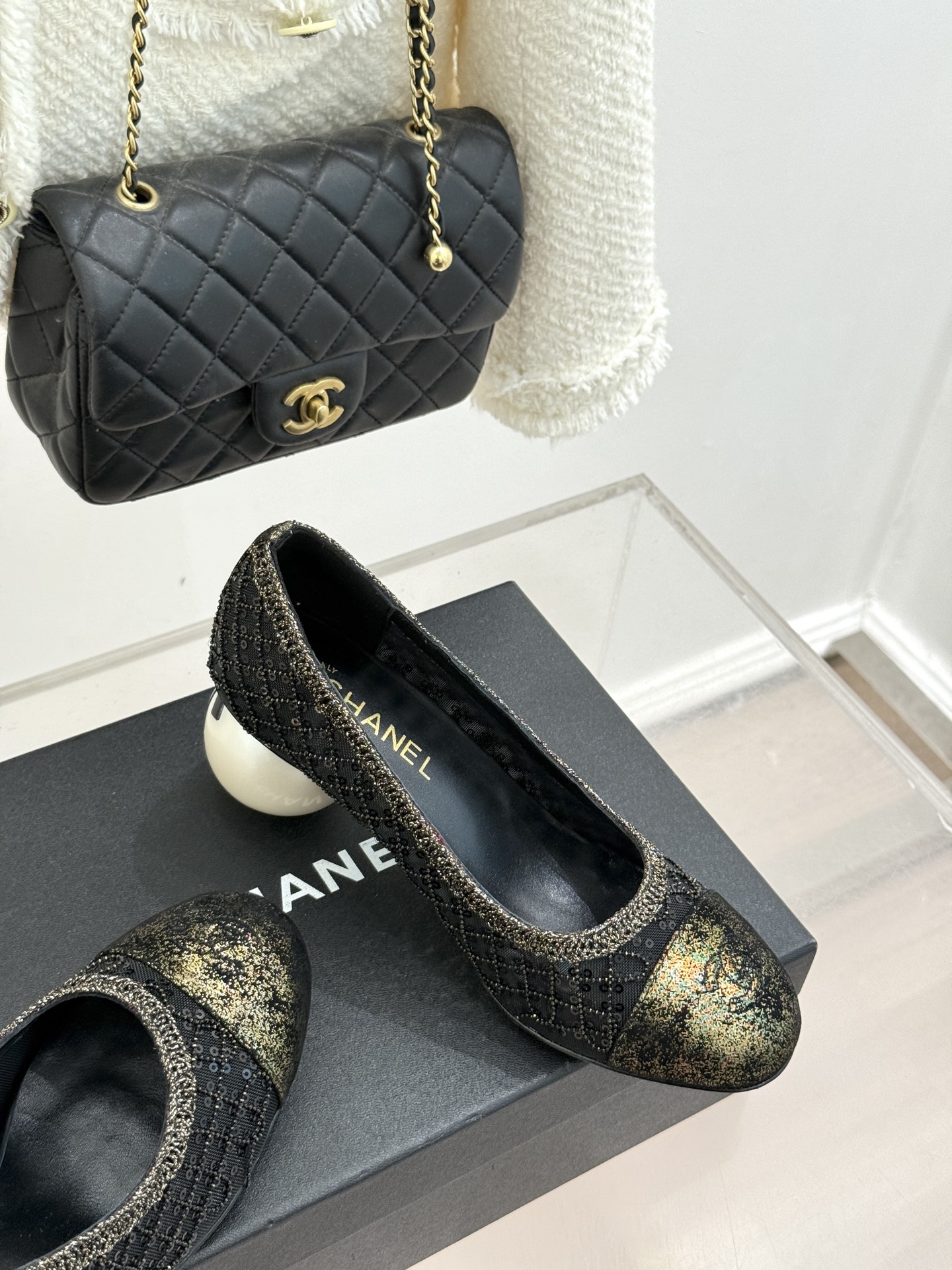 CHANE*｜小香26C编织亮片拼色巨型珍珠跟玛丽珍这双编织亮片玛丽珍鞋宛如一颗璀璨星辰一经亮相 便吸引