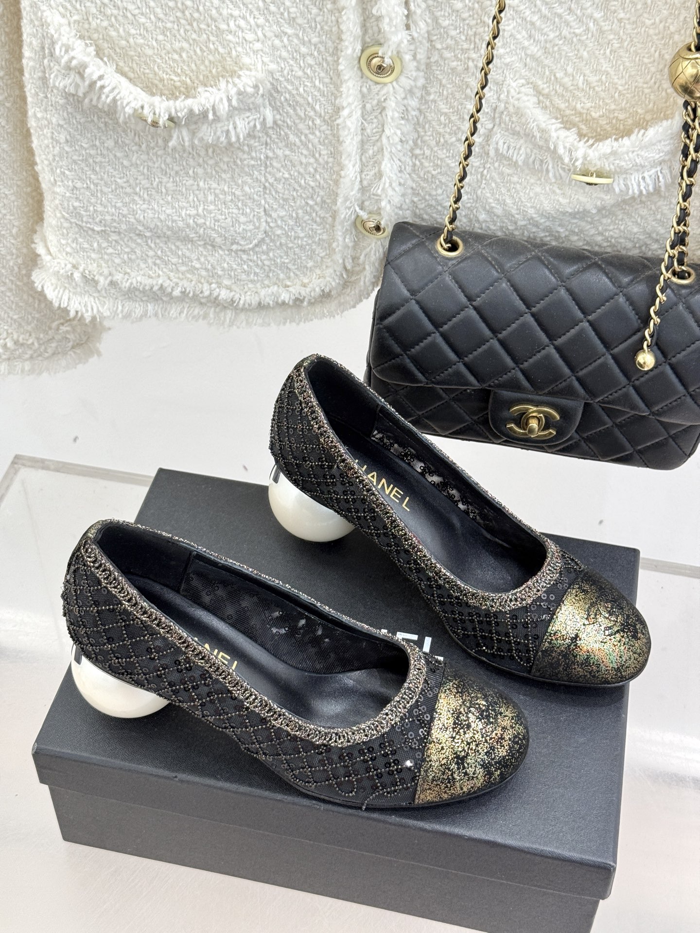 CHANE*｜小香26C编织亮片拼色巨型珍珠跟玛丽珍这双编织亮片玛丽珍鞋宛如一颗璀璨星辰一经亮相 便吸引