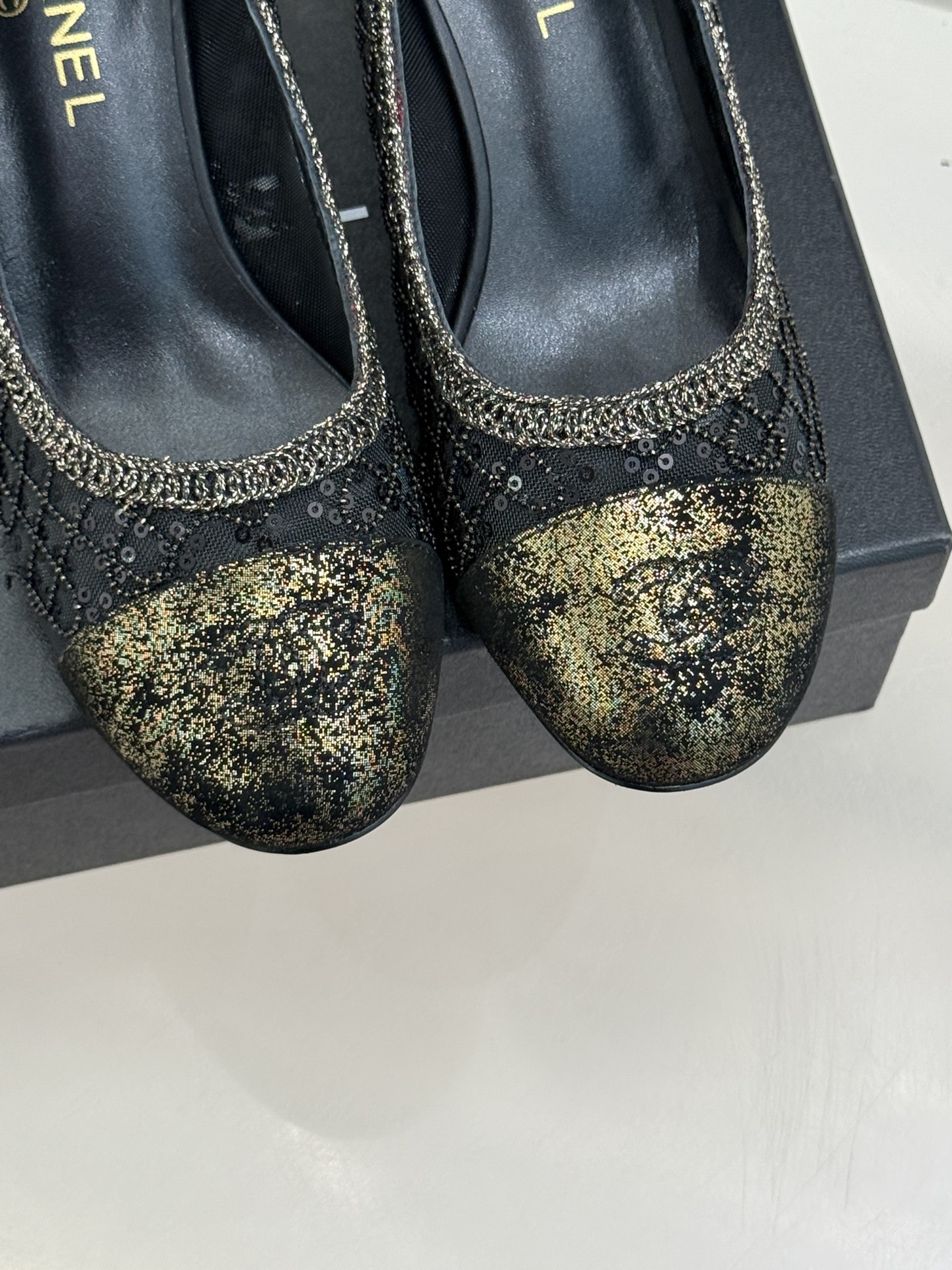 CHANE*｜小香26C编织亮片拼色巨型珍珠跟玛丽珍这双编织亮片玛丽珍鞋宛如一颗璀璨星辰一经亮相 便吸引