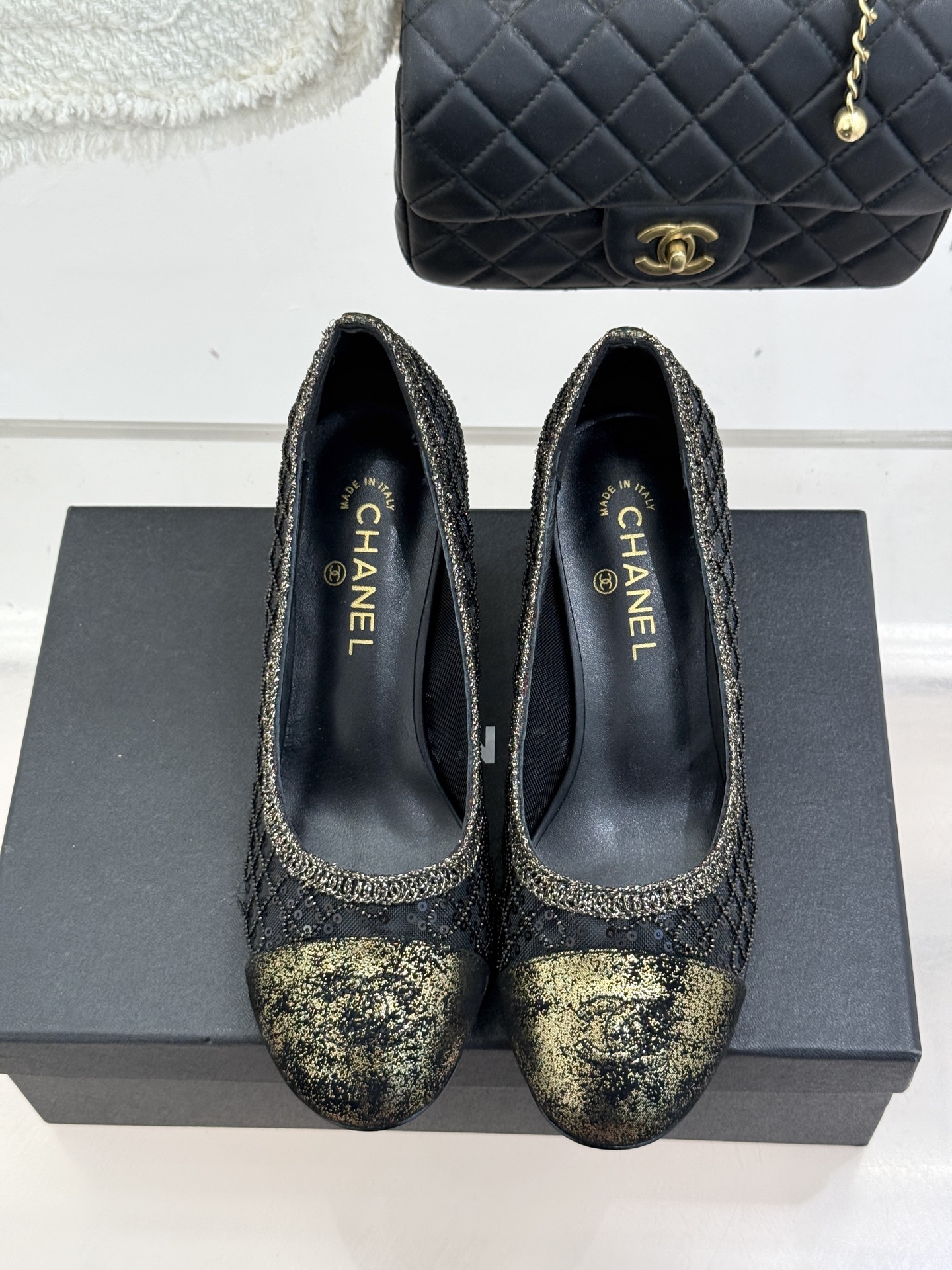 CHANE*｜小香26C编织亮片拼色巨型珍珠跟玛丽珍这双编织亮片玛丽珍鞋宛如一颗璀璨星辰一经亮相 便吸引