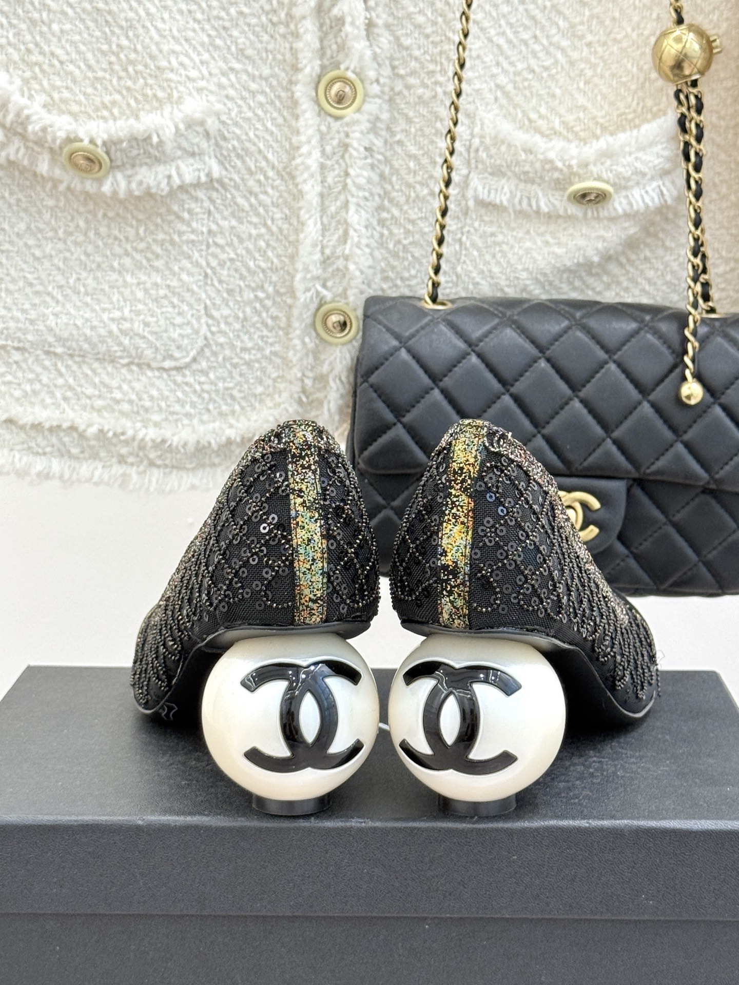 CHANE*｜小香26C编织亮片拼色巨型珍珠跟玛丽珍这双编织亮片玛丽珍鞋宛如一颗璀璨星辰一经亮相 便吸引