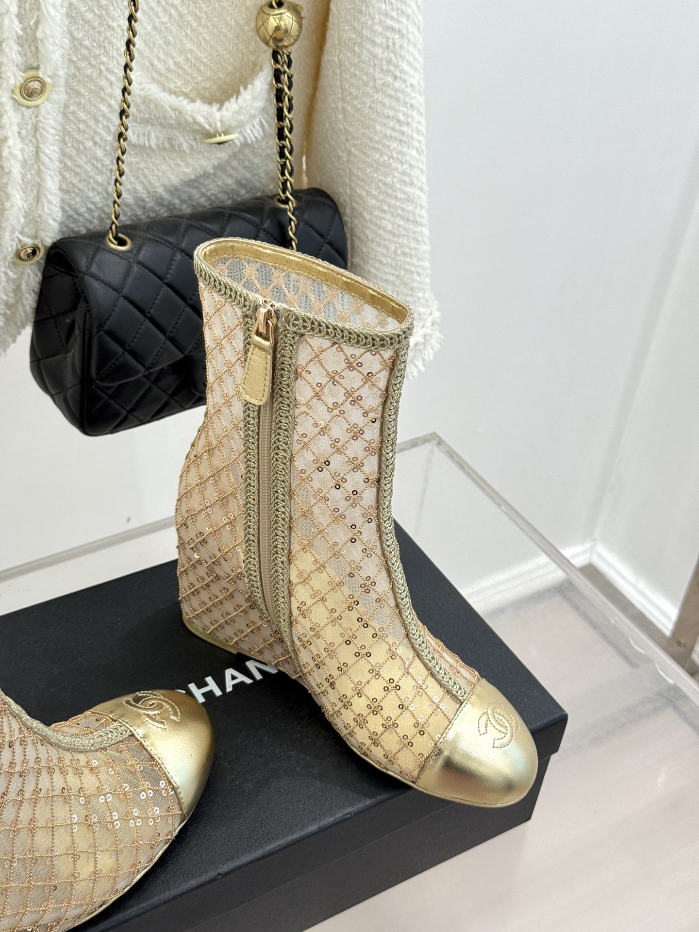 CHANE*｜小香26C编织网面亮片拼色坡跟短靴这双编织亮片短靴宛如一颗璀璨星辰一经亮相 便吸引了无数时