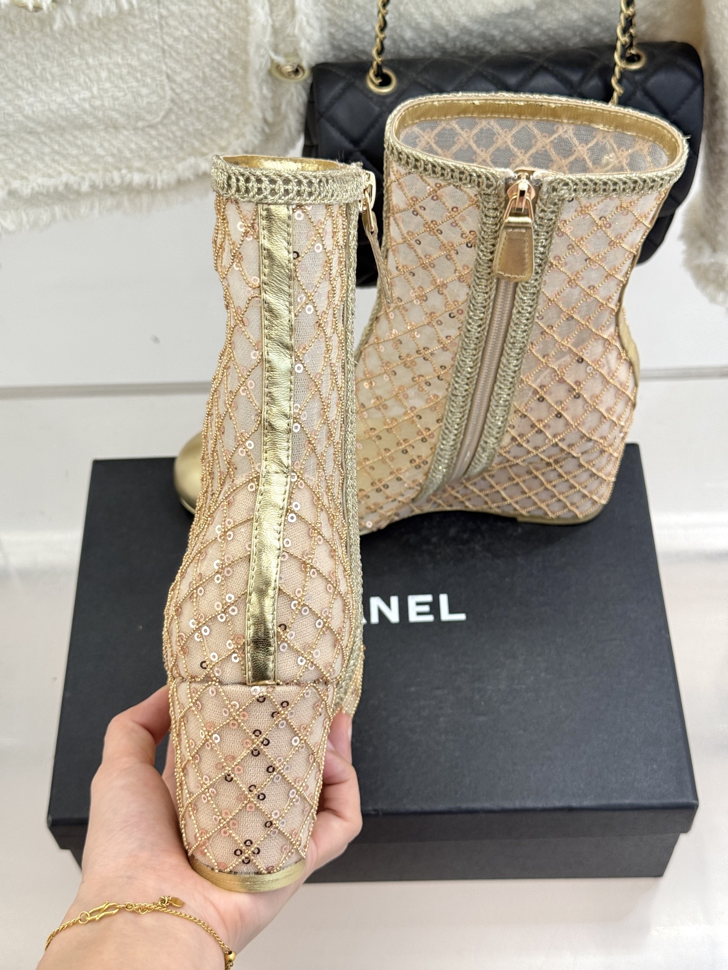 CHANE*｜小香26C编织网面亮片拼色坡跟短靴这双编织亮片短靴宛如一颗璀璨星辰一经亮相 便吸引了无数时