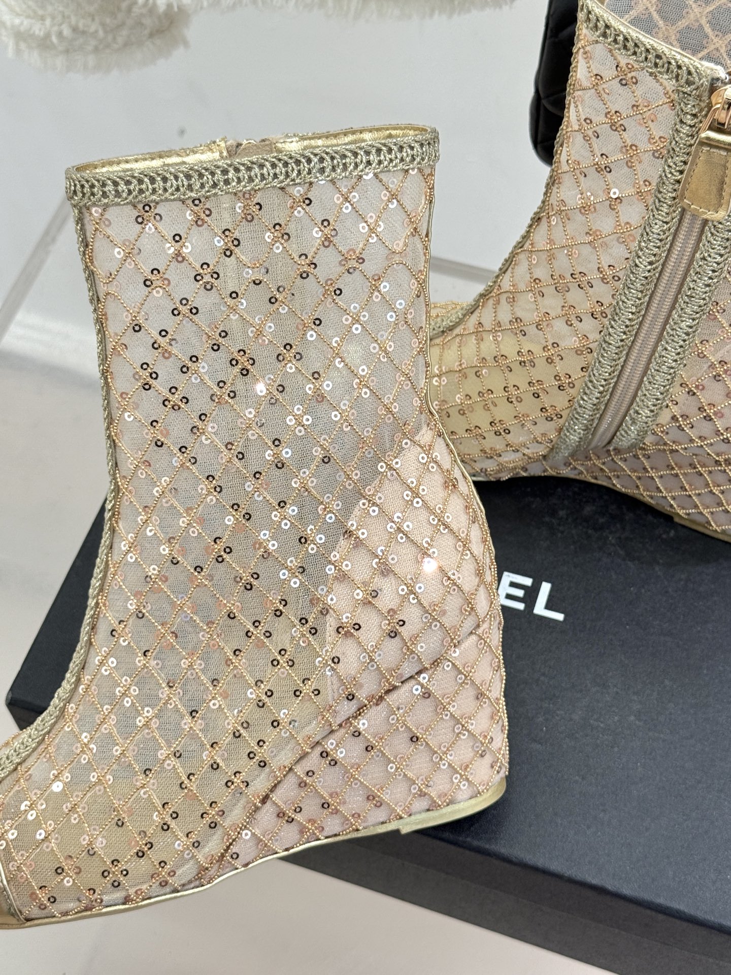 CHANE*｜小香26C编织网面亮片拼色坡跟短靴这双编织亮片短靴宛如一颗璀璨星辰一经亮相 便吸引了无数时