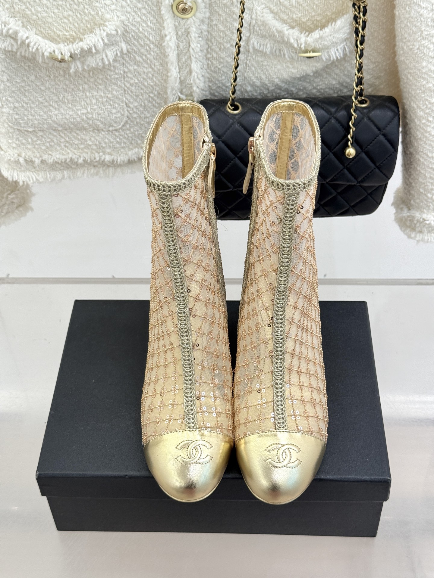 CHANE*｜小香26C编织网面亮片拼色坡跟短靴这双编织亮片短靴宛如一颗璀璨星辰一经亮相 便吸引了无数时