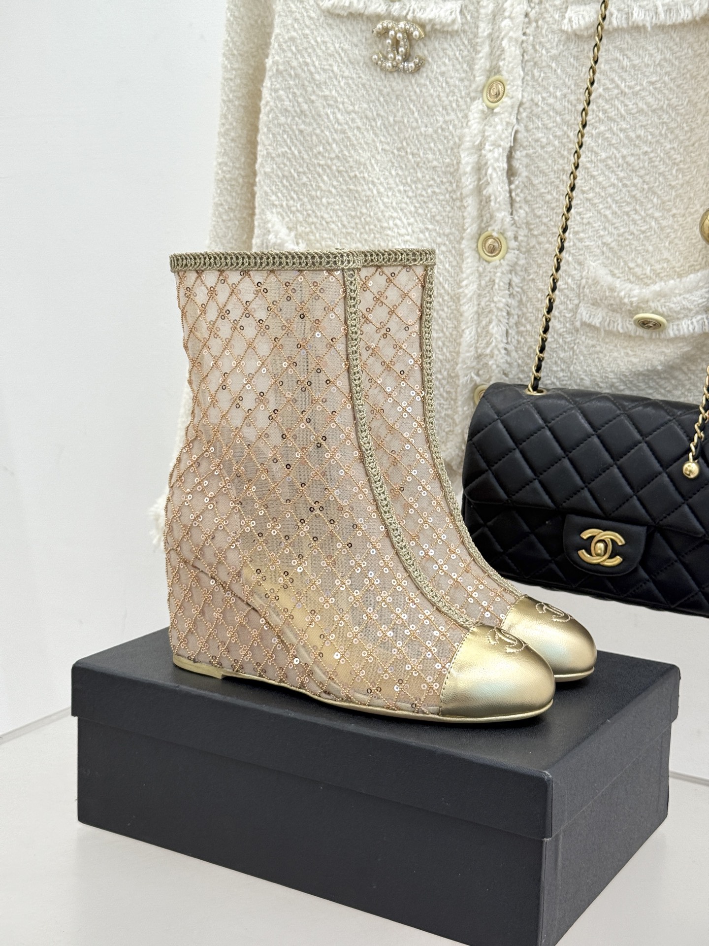 CHANE*｜小香26C编织网面亮片拼色坡跟短靴这双编织亮片短靴宛如一颗璀璨星辰一经亮相 便吸引了无数时