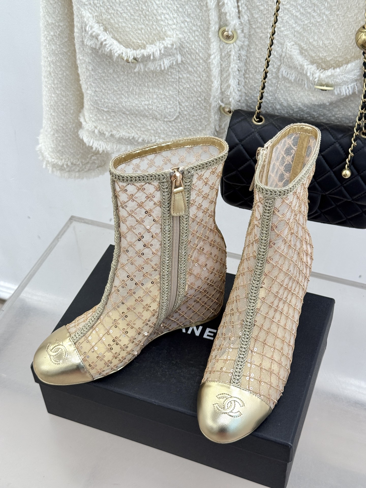 CHANE*｜小香26C编织网面亮片拼色坡跟短靴这双编织亮片短靴宛如一颗璀璨星辰一经亮相 便吸引了无数时