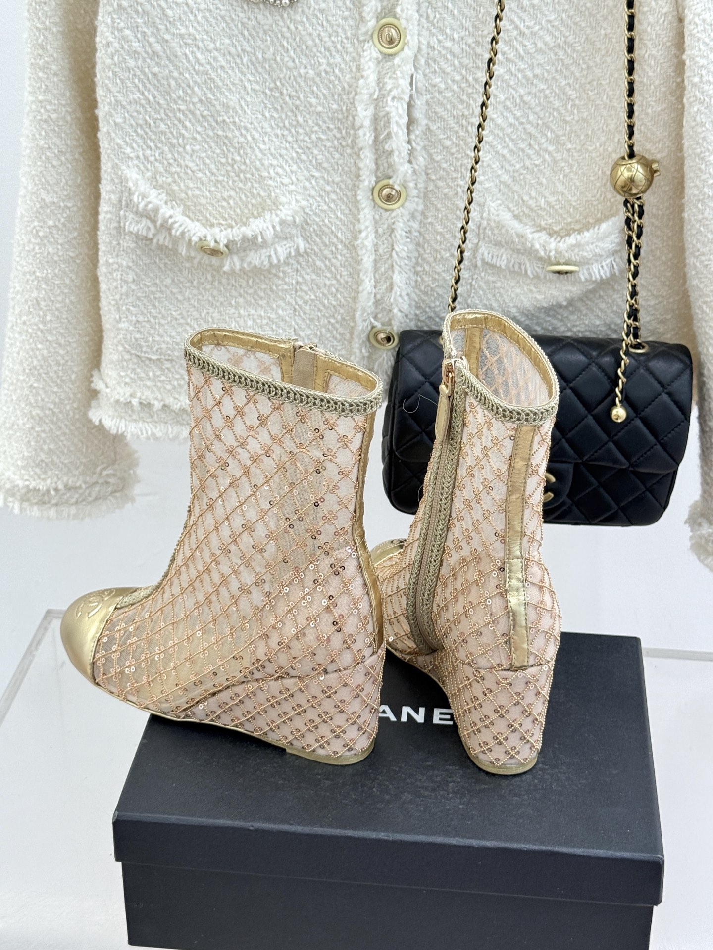 CHANE*｜小香26C编织网面亮片拼色坡跟短靴这双编织亮片短靴宛如一颗璀璨星辰一经亮相 便吸引了无数时