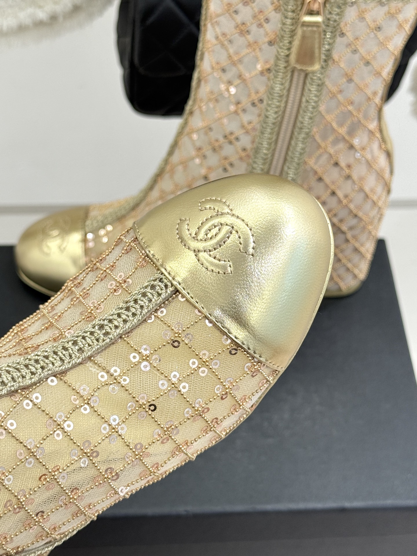 CHANE*｜小香26C编织网面亮片拼色坡跟短靴这双编织亮片短靴宛如一颗璀璨星辰一经亮相 便吸引了无数时