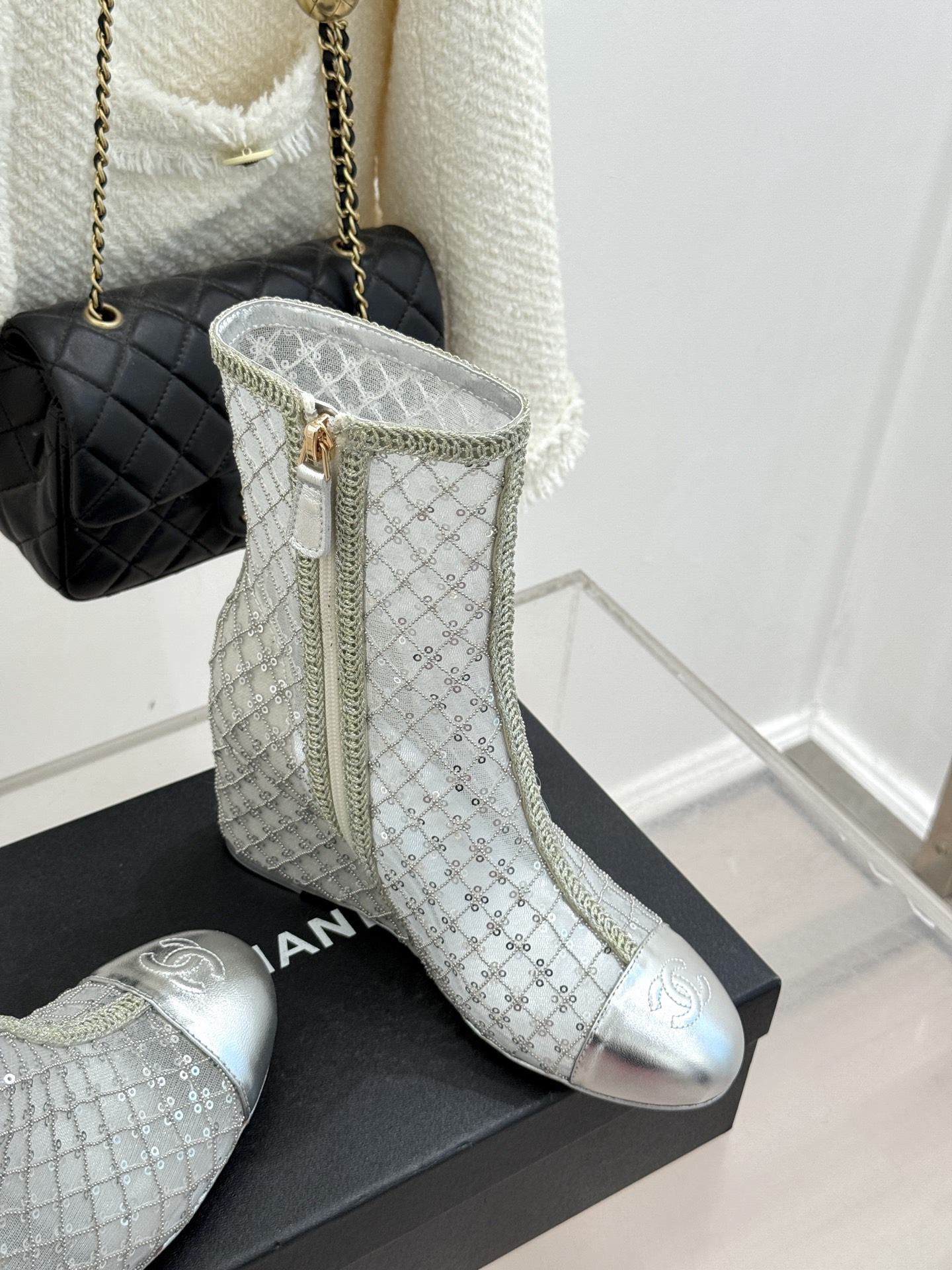 CHANE*｜小香26C编织网面亮片拼色坡跟短靴这双编织亮片短靴宛如一颗璀璨星辰一经亮相 便吸引了无数时