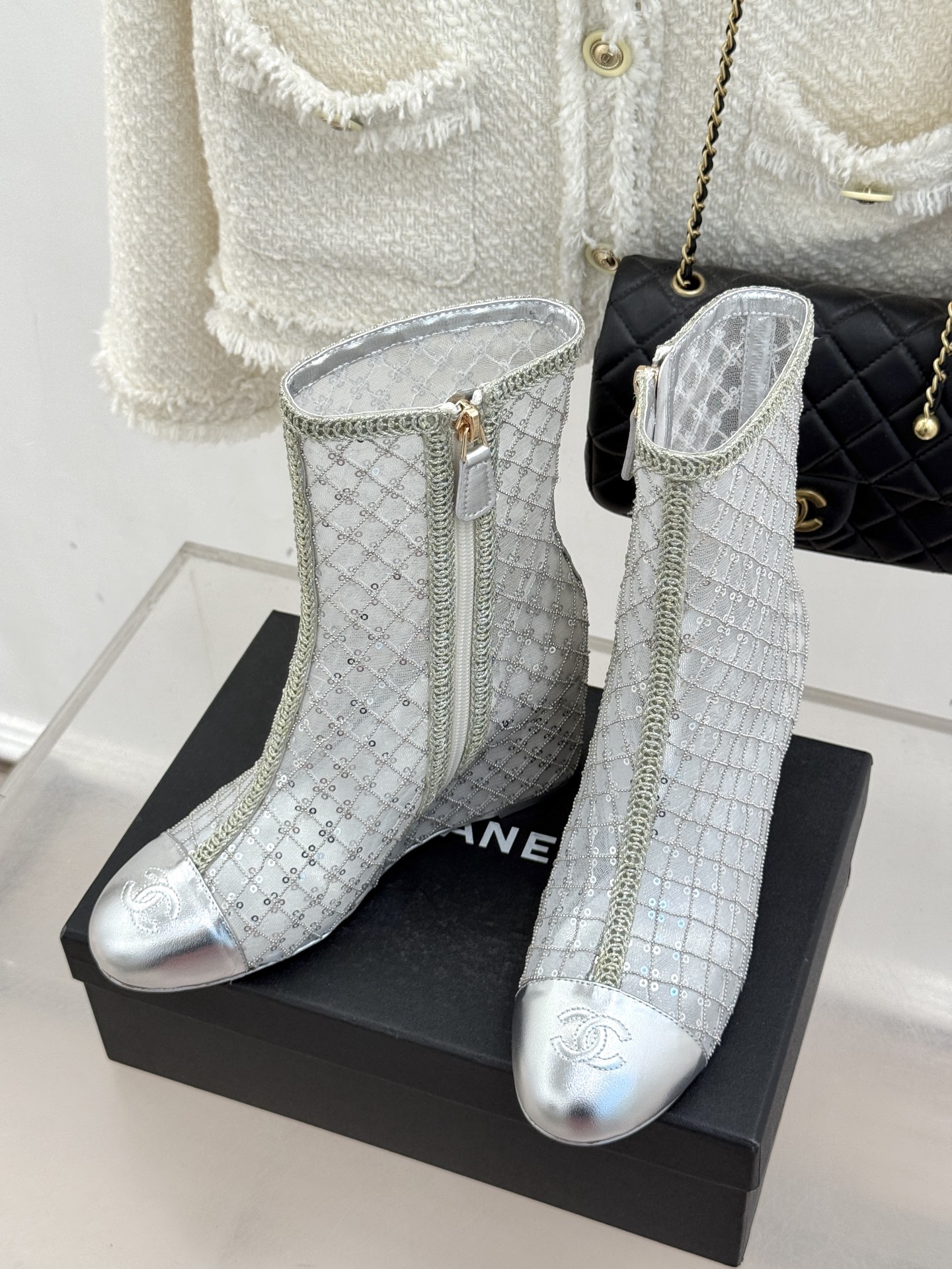 CHANE*｜小香26C编织网面亮片拼色坡跟短靴这双编织亮片短靴宛如一颗璀璨星辰一经亮相 便吸引了无数时