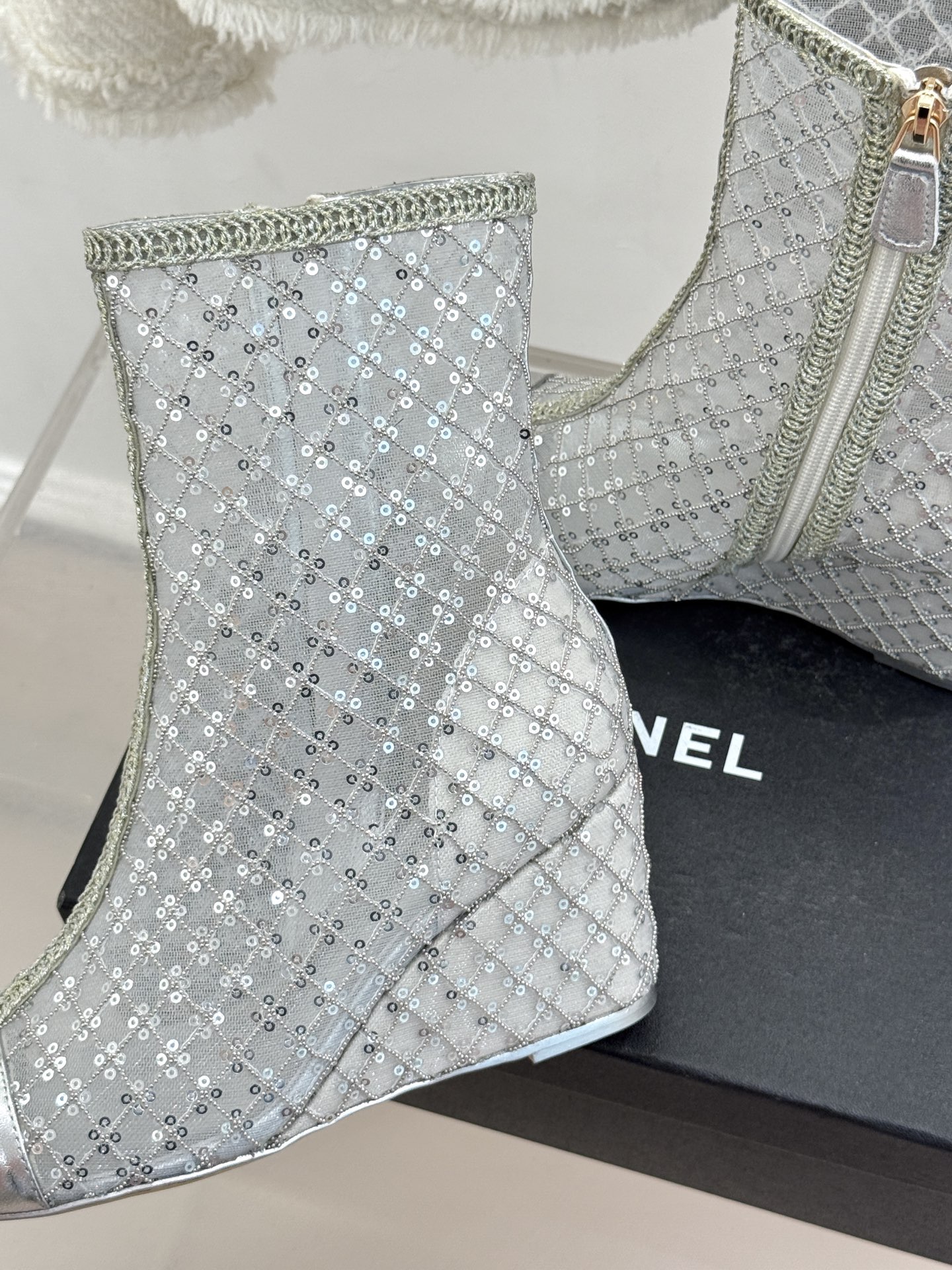 CHANE*｜小香26C编织网面亮片拼色坡跟短靴这双编织亮片短靴宛如一颗璀璨星辰一经亮相 便吸引了无数时