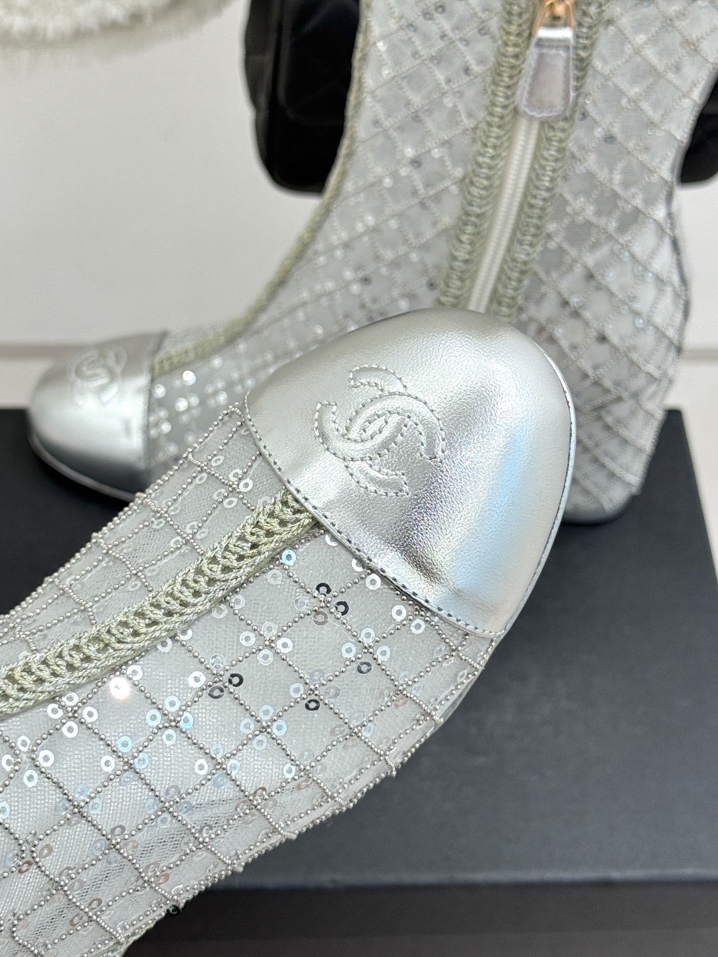 CHANE*｜小香26C编织网面亮片拼色坡跟短靴这双编织亮片短靴宛如一颗璀璨星辰一经亮相 便吸引了无数时