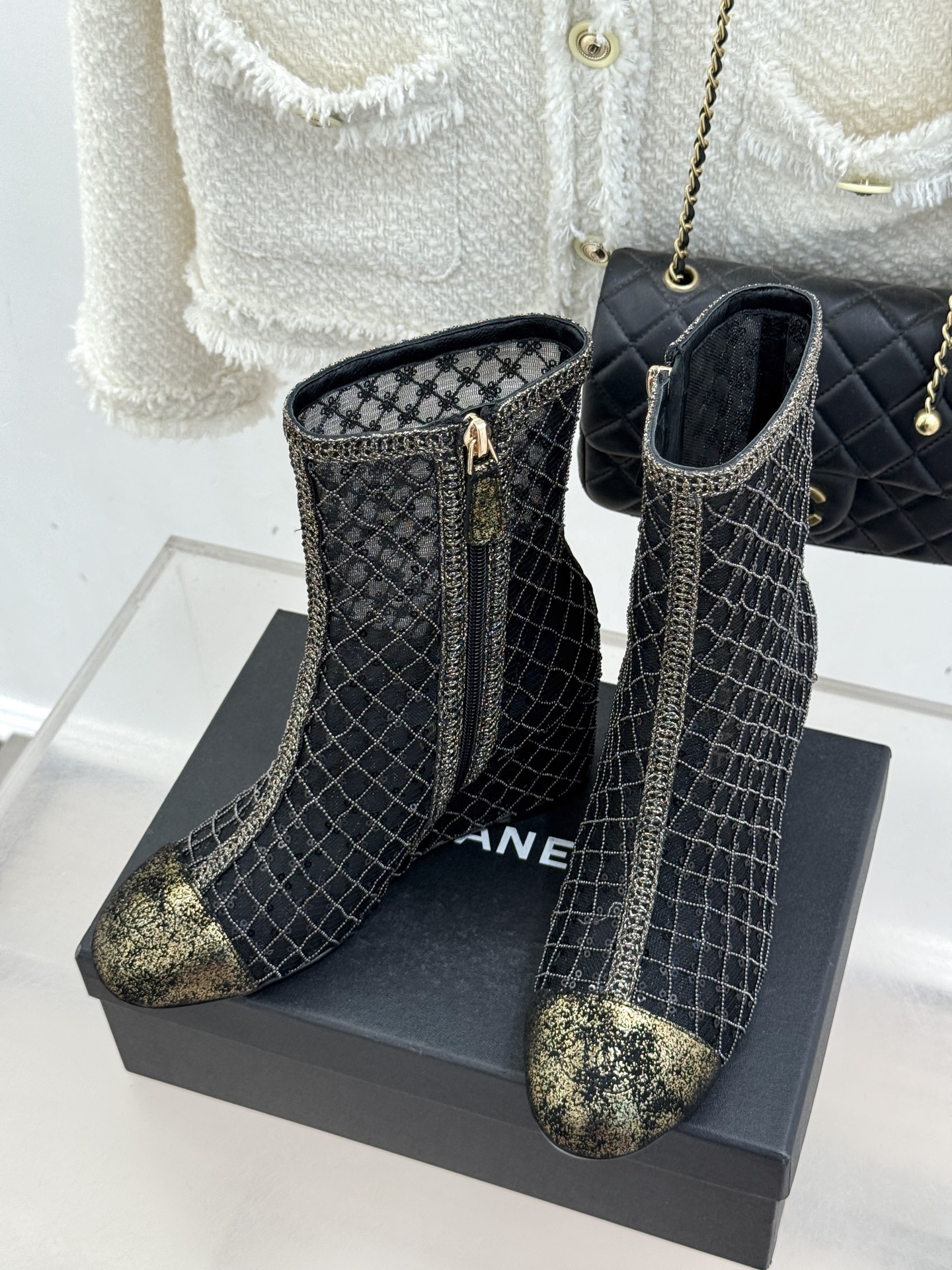 CHANE*｜小香26C编织网面亮片拼色坡跟短靴这双编织亮片短靴宛如一颗璀璨星辰一经亮相 便吸引了无数时