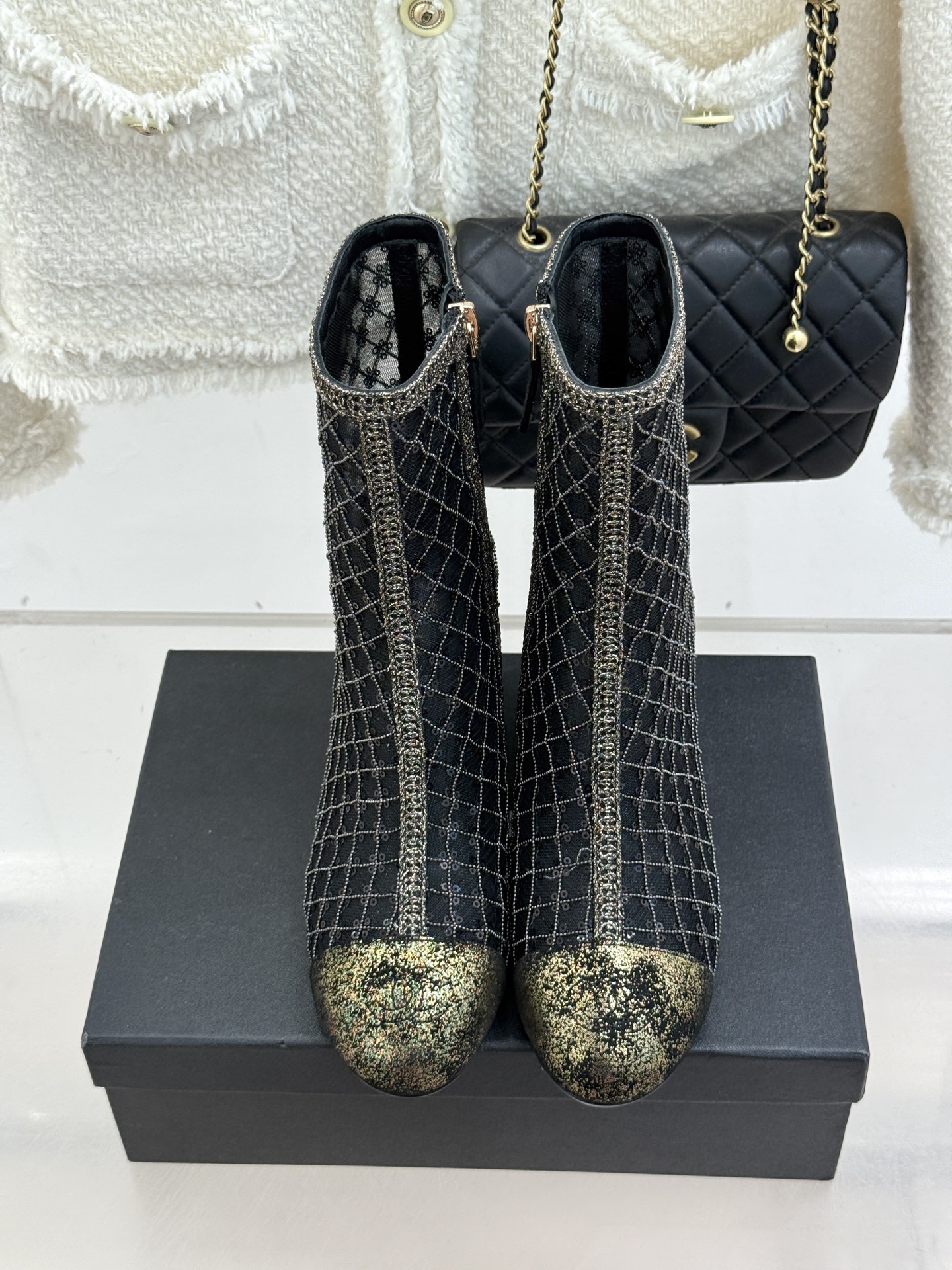 CHANE*｜小香26C编织网面亮片拼色坡跟短靴这双编织亮片短靴宛如一颗璀璨星辰一经亮相 便吸引了无数时