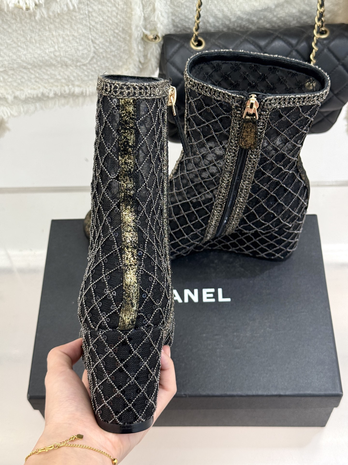 CHANE*｜小香26C编织网面亮片拼色坡跟短靴这双编织亮片短靴宛如一颗璀璨星辰一经亮相 便吸引了无数时