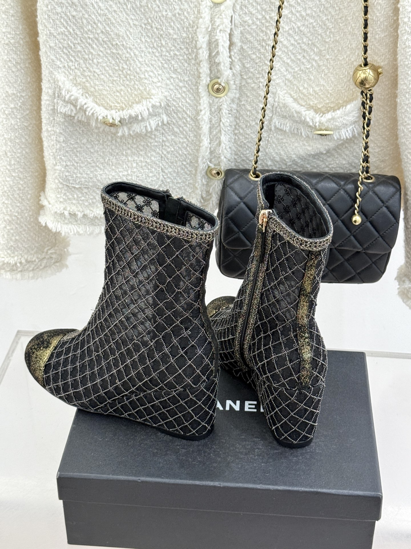 CHANE*｜小香26C编织网面亮片拼色坡跟短靴这双编织亮片短靴宛如一颗璀璨星辰一经亮相 便吸引了无数时