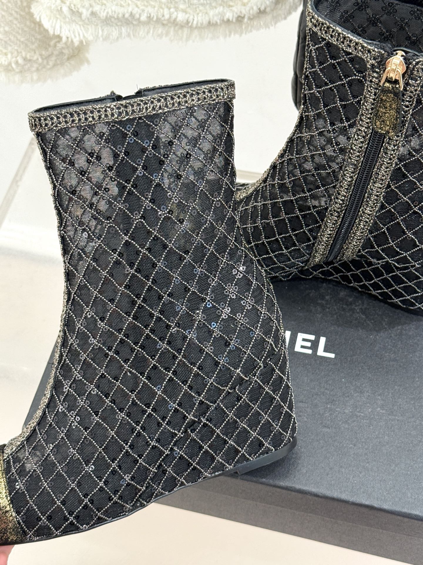 CHANE*｜小香26C编织网面亮片拼色坡跟短靴这双编织亮片短靴宛如一颗璀璨星辰一经亮相 便吸引了无数时