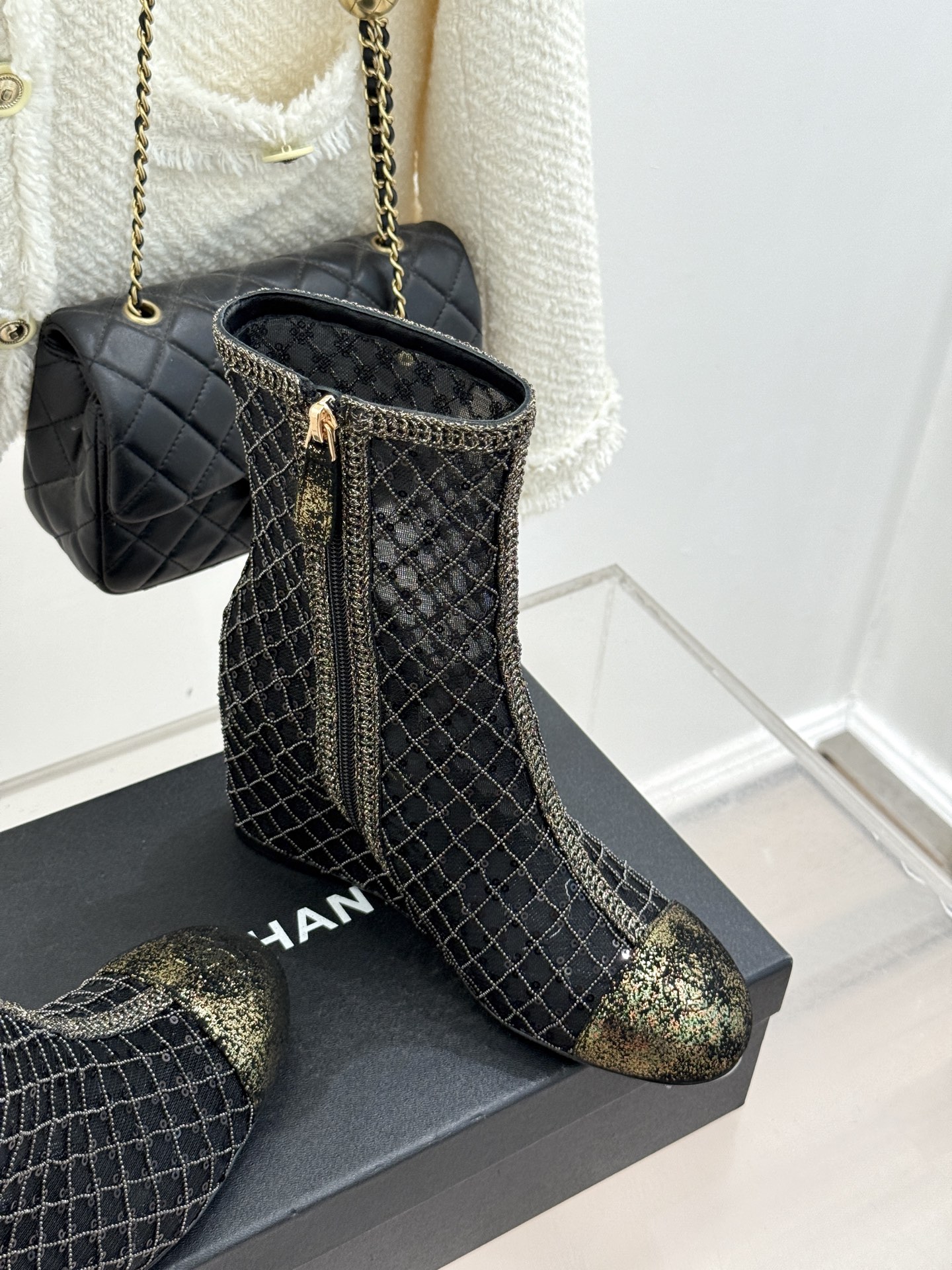 CHANE*｜小香26C编织网面亮片拼色坡跟短靴这双编织亮片短靴宛如一颗璀璨星辰一经亮相 便吸引了无数时