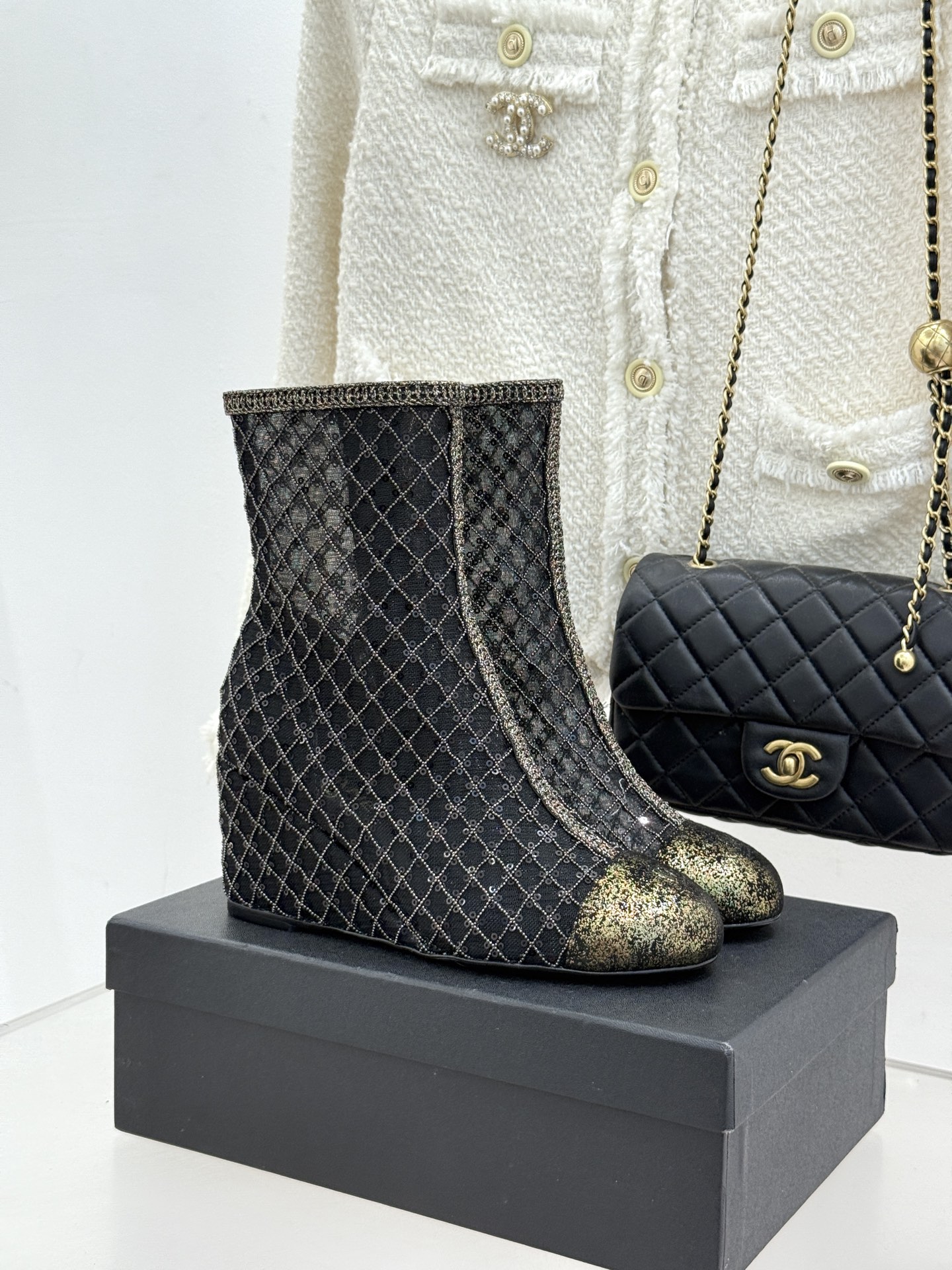 NO:694832,CHANE*｜Xiaoxiang 26C woven mesh sequin color-blocked wedge-heeled short boots. This pair of woven sequined short boots are like a bright star. As soon as they were unveiled, they attracted the attention of countless fashion lovers and became a dream item not to be missed this season. The design inspiration comes from the brand's continuous exploration of classics and innovation. The round toe design is cute and retro, gently wraps the feet, and easily modifies the foot shape. It is like a dream shoe from the fairy tale world.  The uppers are made of fine woven craftsmanship. They are carefully selected and woven to create unique textures that present a unique texture. They are as exquisite as works of art. The embellishments of sequins are a magical touch. They are finely embedded in the woven uppers and reflect a dreamlike light under the sunlight or light. The wedge heel design of just the right height is another highlight. It not only retains the advantages of high heels to enhance temperament and elongate the body shape, but also greatly increases the comfort of wearing. There is no pressure when walking for a long time.  Every step is radiant, easily attracting everyone's attention, and satisfying all your fantasies about romance and sparkle. The fabric is made of original custom weaving. The inner pads are all silk sheepskin. Italian imported genuine leather outsole size35-39 (34/40/41/42 customized), boots, chanel, boots, high heels, sheepskin, Leather soles19860909CHANE*｜小香26C编织网面亮片拼色 坡跟短靴 这双编织亮片短靴宛如一颗璀璨星辰 一经亮相 便吸引了无数时尚爱好者的目光 成为本季不容错过的梦幻单品. 设计灵感源自品牌对经典与创新的不断探索. 圆头设计可爱又复古 温柔包裹着双脚 轻松修饰脚型 仿佛是从童话世界中走来的梦幻之履. 鞋面采用细腻的编织工艺 都经过精心挑选与编织 紧密交织出独特纹理 呈现出别具一格的质感 如同艺术品般精致 亮片的点缀更是神来之笔 它们细密地镶嵌在编织鞋面之上 在日光或灯光的映照下 折射出如梦似幻的光芒 恰到好处高度的坡跟设计是另一大亮点. 既保留高跟鞋提升气质、拉长身形的优势 又大大增加穿着舒适度 长时间行走也毫无压力. 每一步都流光溢彩 轻松吸引众人目光 满足你对浪漫与闪耀的所有幻想 . 面料采用原版定制编织制作 内里垫脚均为丝绸羊皮 意大利进口真皮大底 size35-39（34/40/41/42定制）,靴子,chanel,boots,high heels,sheepskin,Leather soles,Women's Shoes