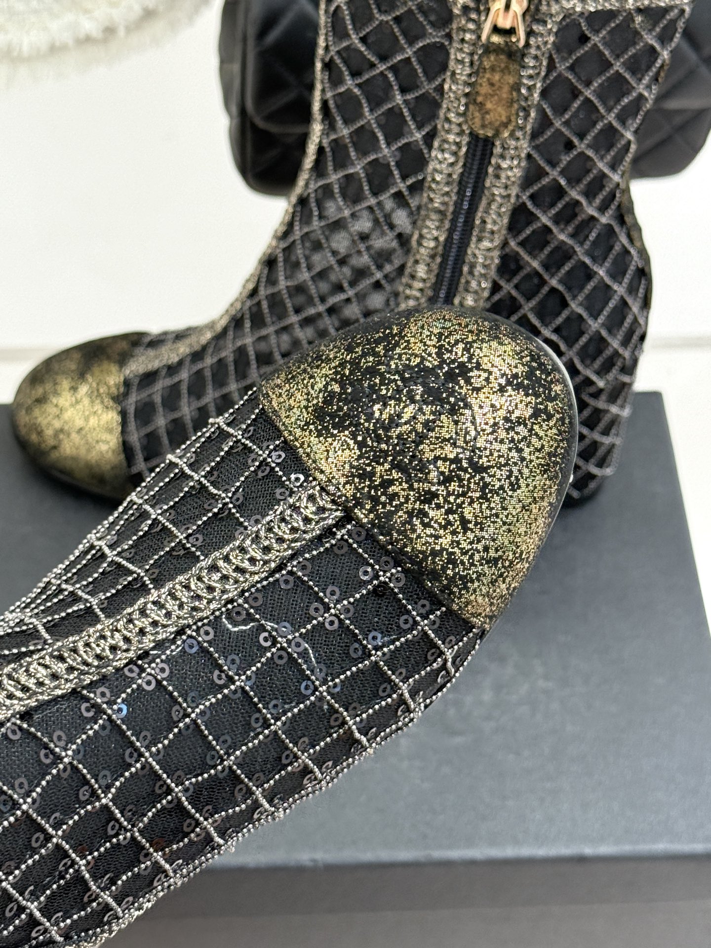 CHANE*｜小香26C编织网面亮片拼色坡跟短靴这双编织亮片短靴宛如一颗璀璨星辰一经亮相 便吸引了无数时