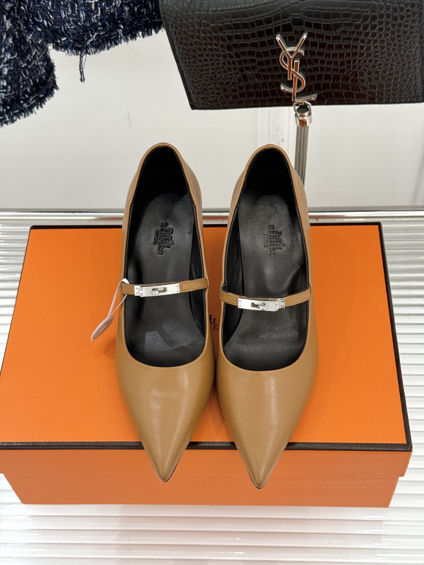 Hermer/爱马仕经典小猫跟kelly扣尖头玛丽珍鞋让人一眼就爱上的玛丽珍鞋kelly扣酷酷的 高级感