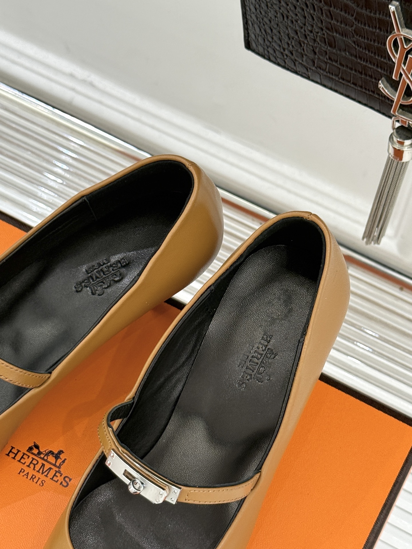 Hermer/爱马仕经典小猫跟kelly扣尖头玛丽珍鞋让人一眼就爱上的玛丽珍鞋kelly扣酷酷的 高级感