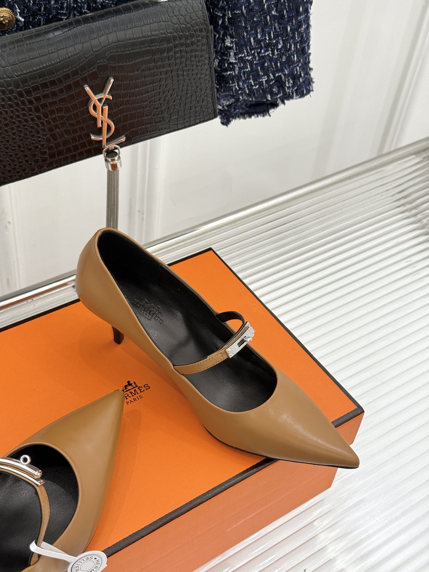 Hermer/爱马仕经典小猫跟kelly扣尖头玛丽珍鞋让人一眼就爱上的玛丽珍鞋kelly扣酷酷的 高级感