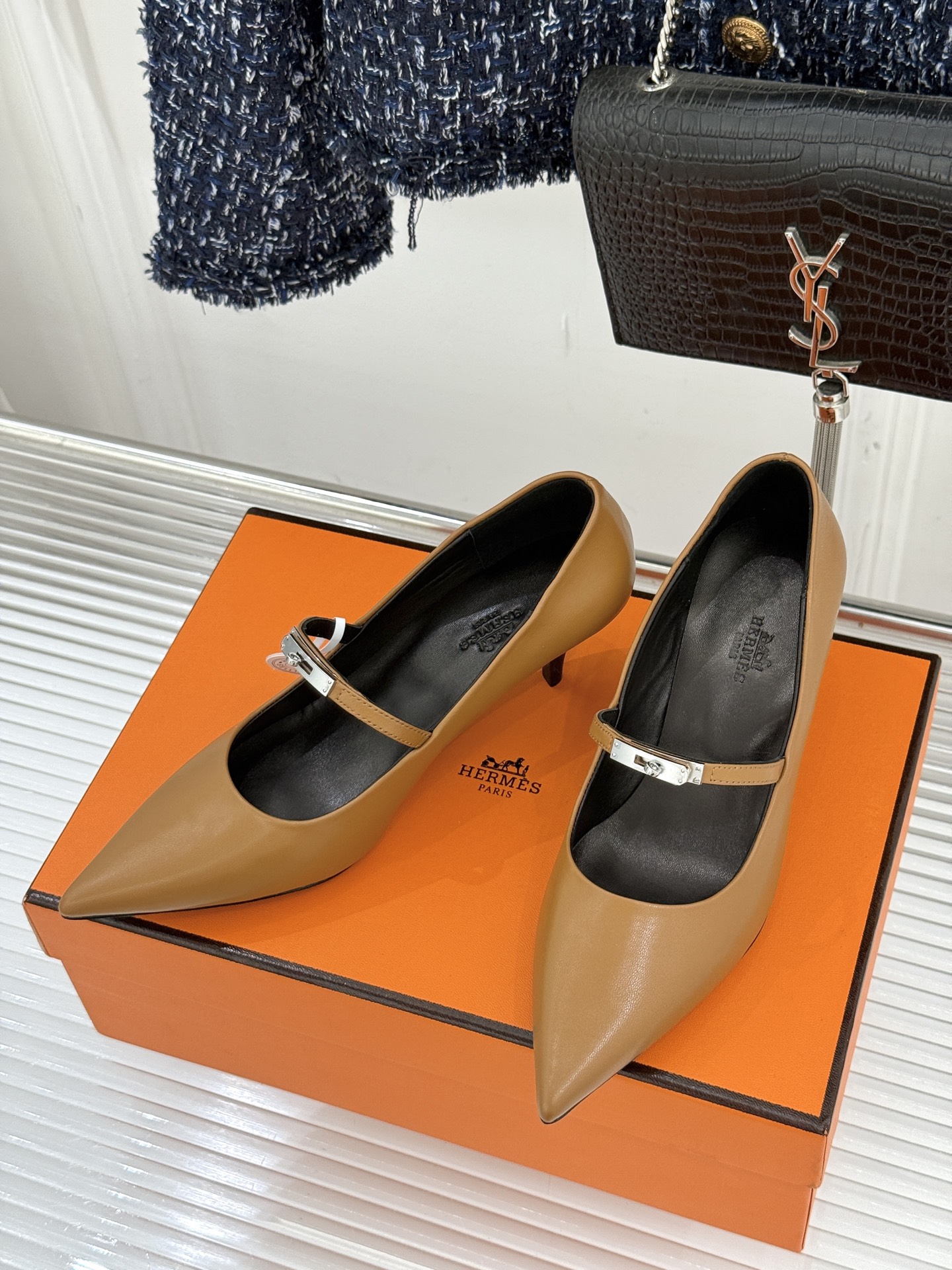 Hermer/爱马仕经典小猫跟kelly扣尖头玛丽珍鞋让人一眼就爱上的玛丽珍鞋kelly扣酷酷的 高级感