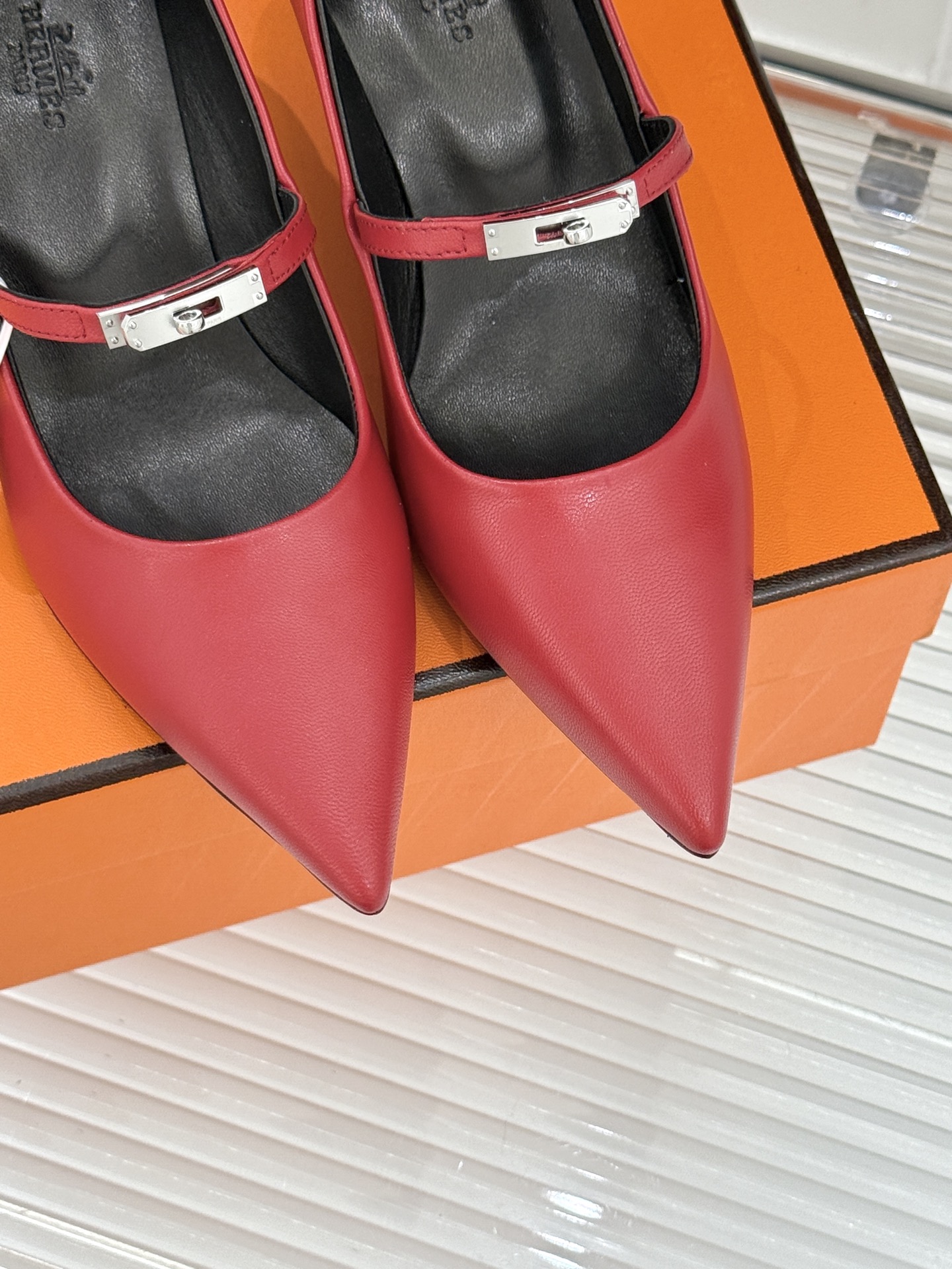 Hermer/爱马仕经典小猫跟kelly扣尖头玛丽珍鞋让人一眼就爱上的玛丽珍鞋kelly扣酷酷的 高级感