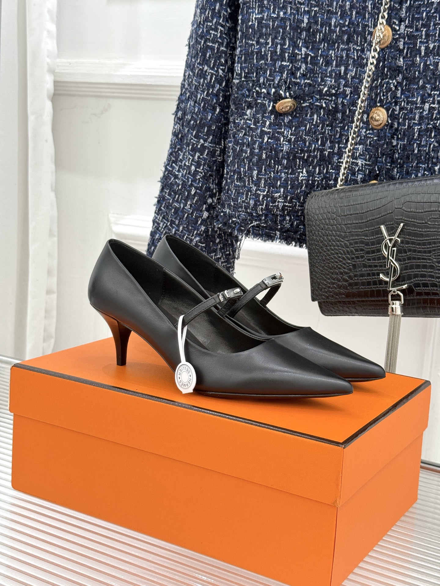 NO:679885,Top version of Hermer/Hermès classic kitten heel kelly buckle, pointed toe Mary Jane shoes, Mary Jane shoes that people fall in love with at first glance. The kelly buckle is cool, full of high-end, good appearance and comfort. The pointed toe design elongates the leg line, making the feet appear more slender, adding a feminine elegance. The fabric is made of imported fetal cowhide, the inner foot pads are all mixed sheepskin, and the Italian imported cowhide outsole  Size35-39 (customized 40/41), high heels, hermes, hermes, mary jane, high heels, cowhide, sheepskin19860909顶版 Hermer/爱马仕经典小猫跟kelly扣 尖头玛丽珍鞋 让人一眼就爱上的玛丽珍鞋 kelly扣酷酷的 高级感满满 颜值和舒适度都很友好 尖头设计拉长腿部线条 使脚部显得更加纤细 增添女性的优雅气质. 面料采用进口胎牛皮 内里垫脚均为混种羊皮 意大利进口牛皮大底 Size35-39（40/41定制）,高跟鞋单鞋,hermes,hermes,mary jane,high heels,cowhide,sheepskin,Women's Shoes