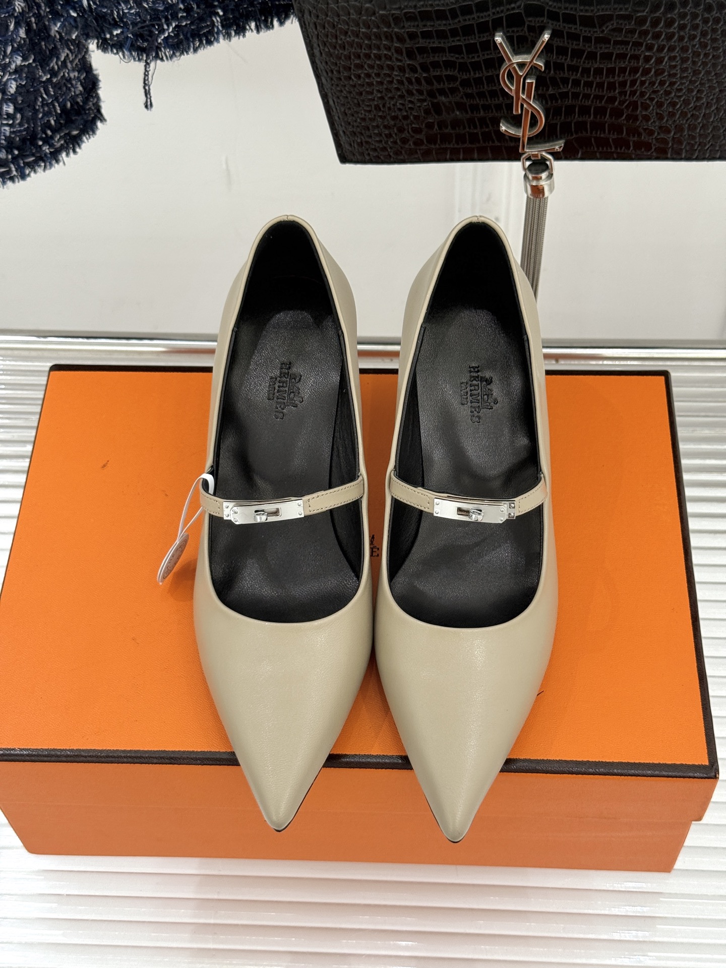 Hermer/爱马仕经典小猫跟kelly扣尖头玛丽珍鞋让人一眼就爱上的玛丽珍鞋kelly扣酷酷的 高级感