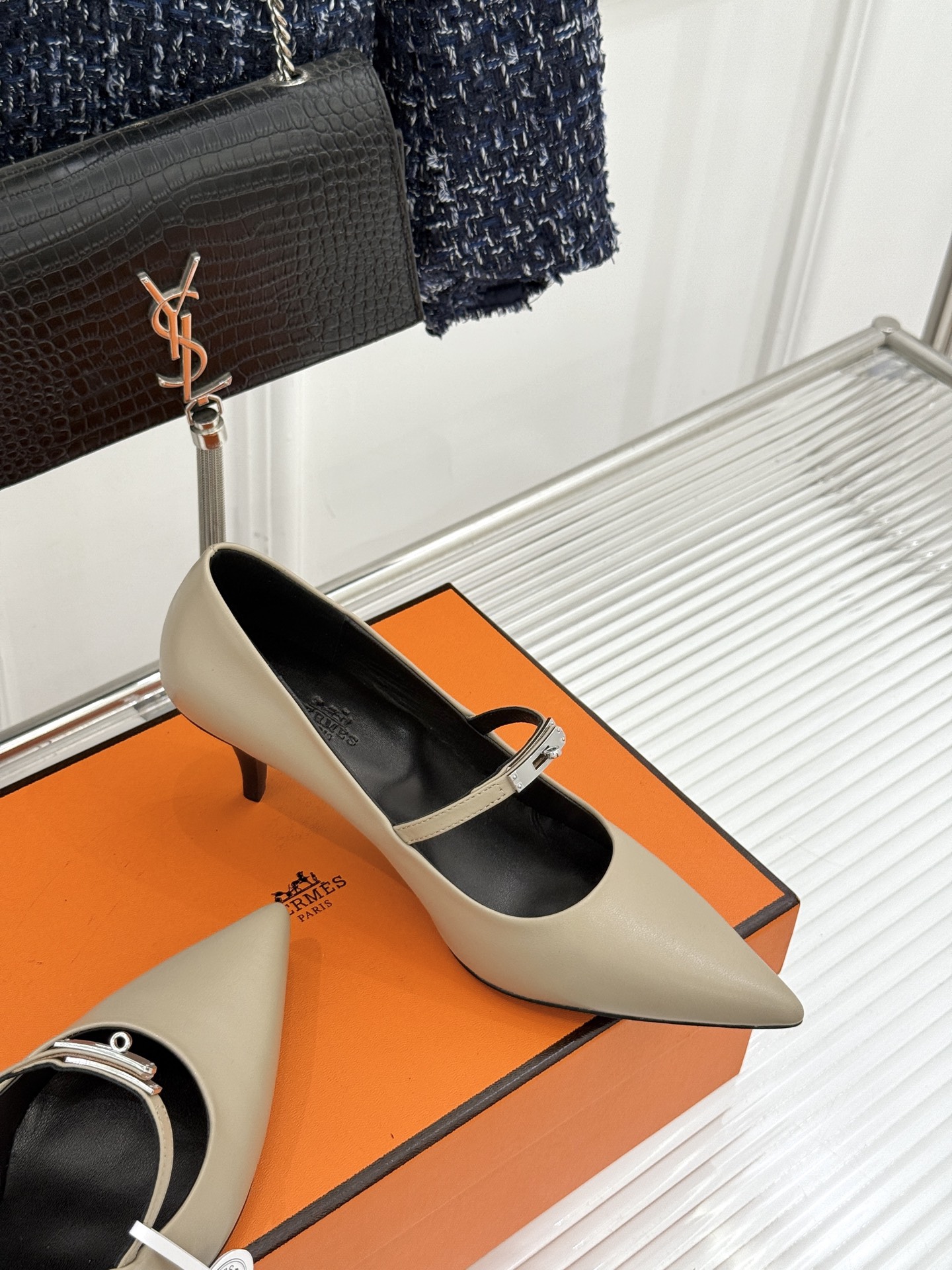 Hermer/爱马仕经典小猫跟kelly扣尖头玛丽珍鞋让人一眼就爱上的玛丽珍鞋kelly扣酷酷的 高级感