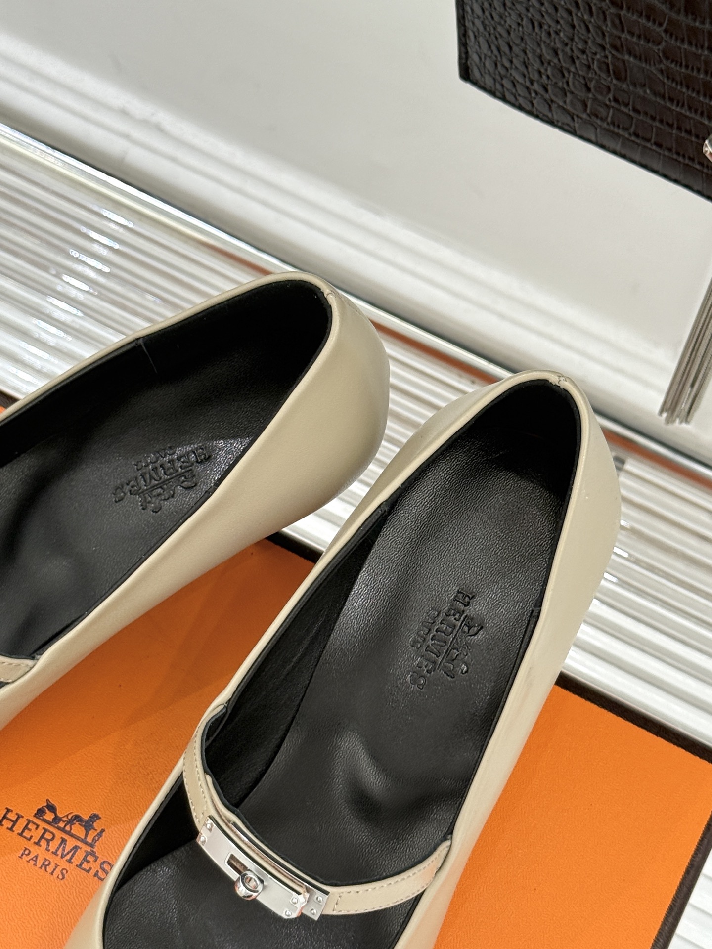 Hermer/爱马仕经典小猫跟kelly扣尖头玛丽珍鞋让人一眼就爱上的玛丽珍鞋kelly扣酷酷的 高级感