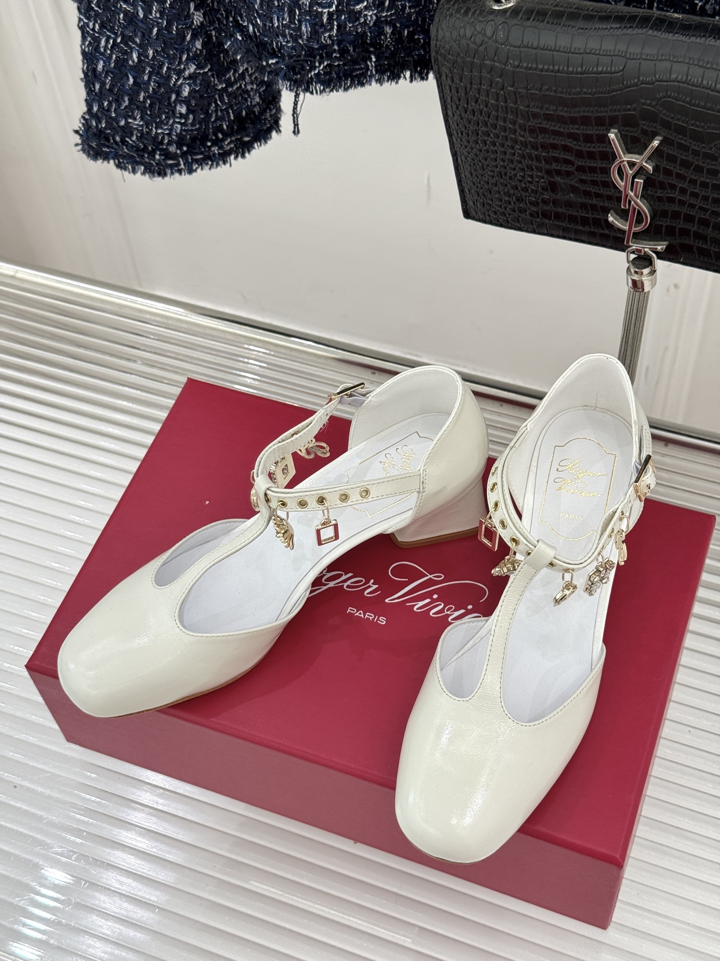 Roger Vivier｜RV26WF新品T字带水钻金属扣吊坠粗跟凉鞋当RV标志性方扣邂逅灵动水钻吊坠再