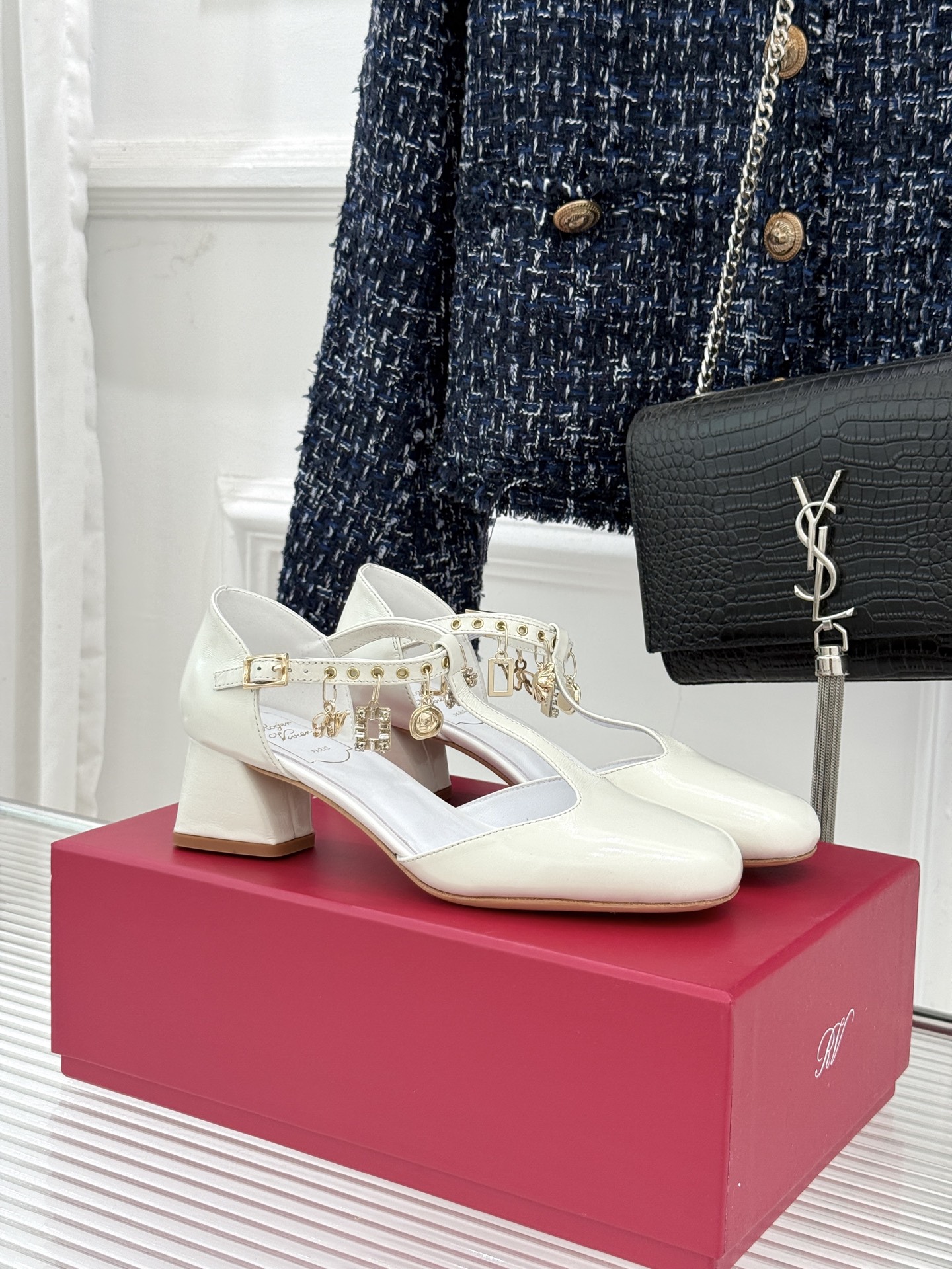 Roger Vivier｜RV26WF新品T字带水钻金属扣吊坠粗跟凉鞋当RV标志性方扣邂逅灵动水钻吊坠再